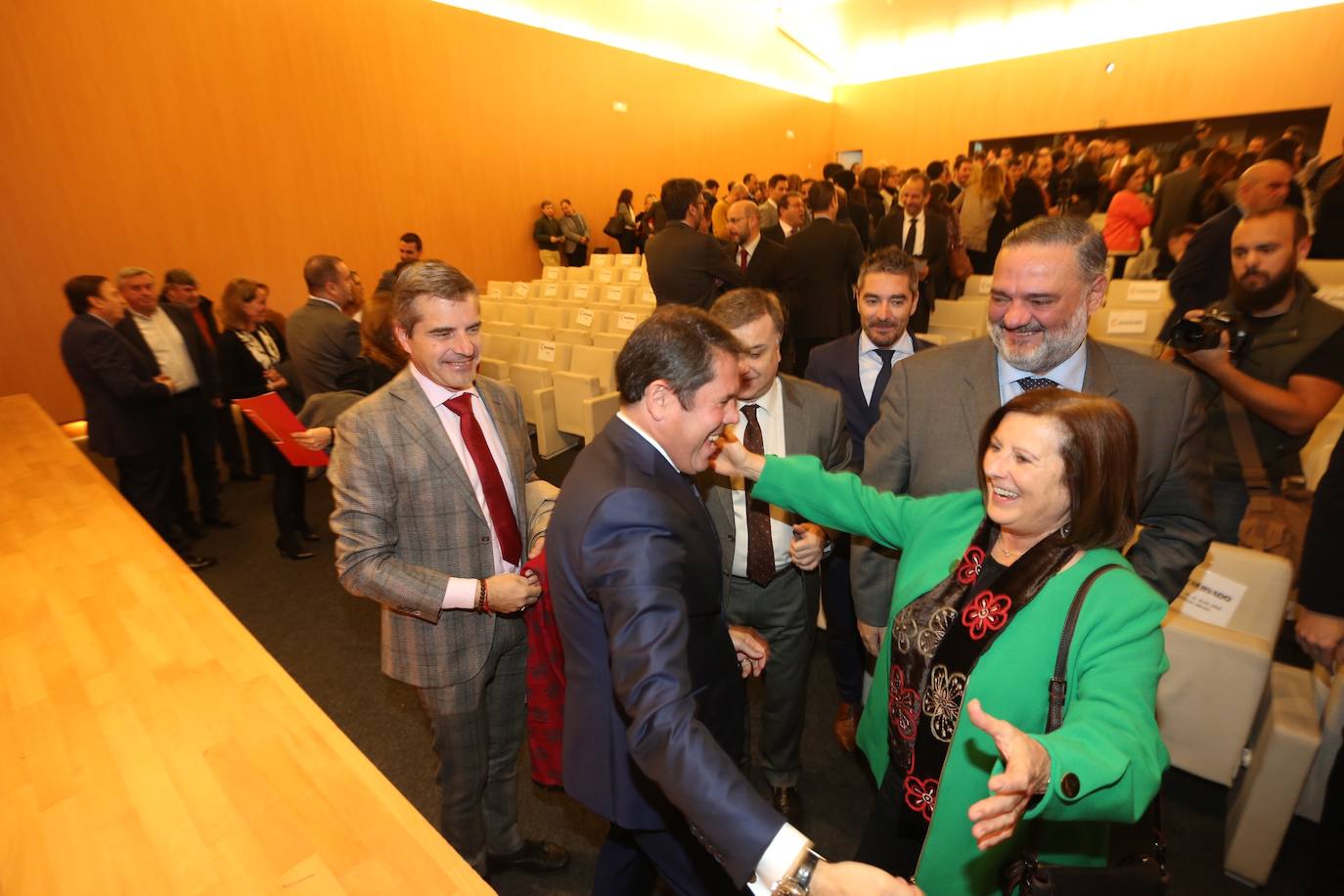 El presidente, arropado por el tejido empresarial granadino, ha reivindicado apoyo institucional para el acelerador de partículas como gran proyecto de futuro 