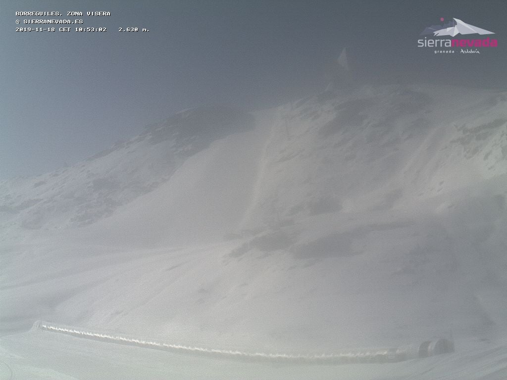 La gran nevada de la pasada madrugada ha dejado entre 10 y 20 centímetros de espesor en la estación, que abre sus puertas el sábado 23 de noviembre.