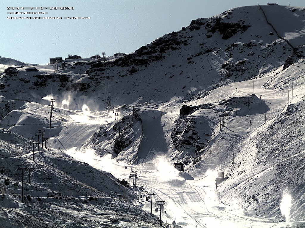 La gran nevada de la pasada madrugada ha dejado entre 10 y 20 centímetros de espesor en la estación, que abre sus puertas el sábado 23 de noviembre.