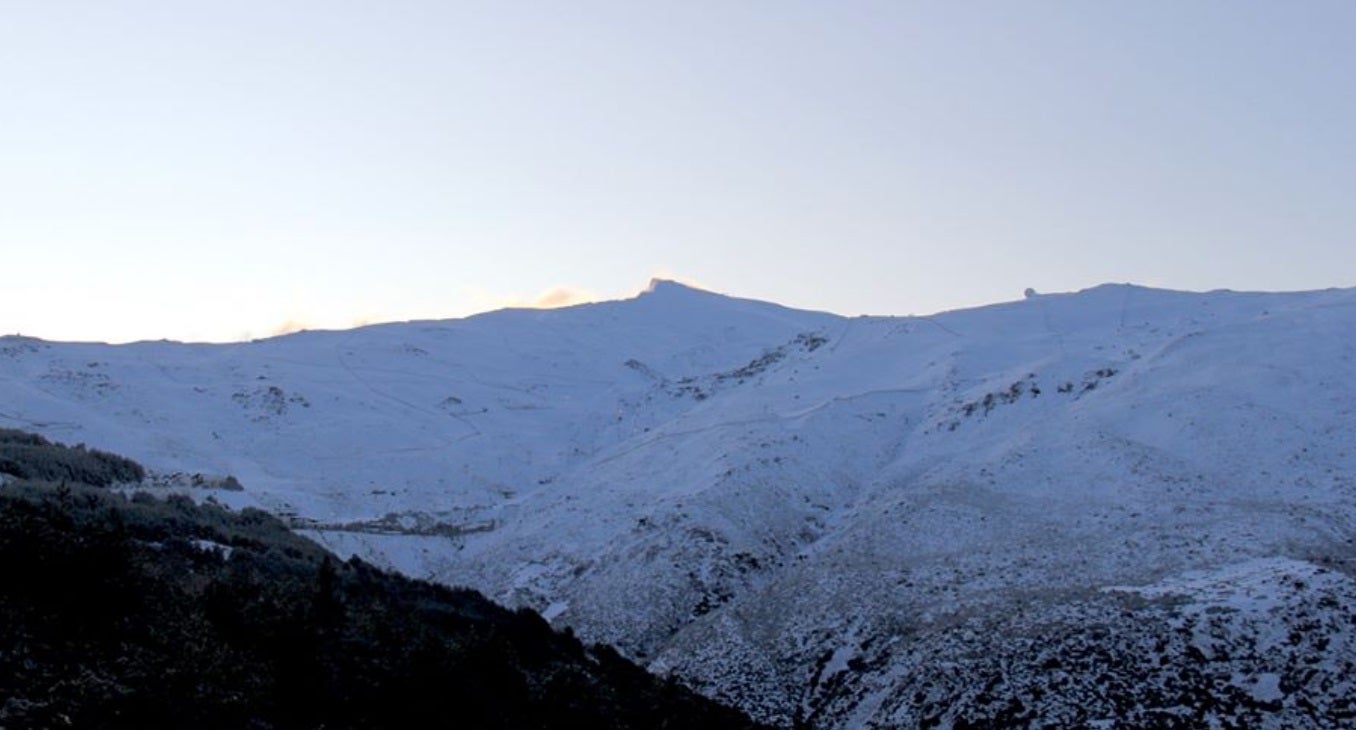 La gran nevada de la pasada madrugada ha dejado entre 10 y 20 centímetros de espesor en la estación, que abre sus puertas el sábado 23 de noviembre.