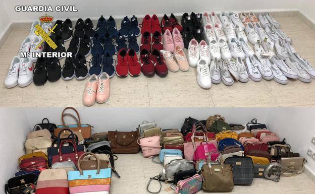 Falsificaciones retiradas por la Guardia Civil que iban a ser vendidas en Torredonjimeno. 