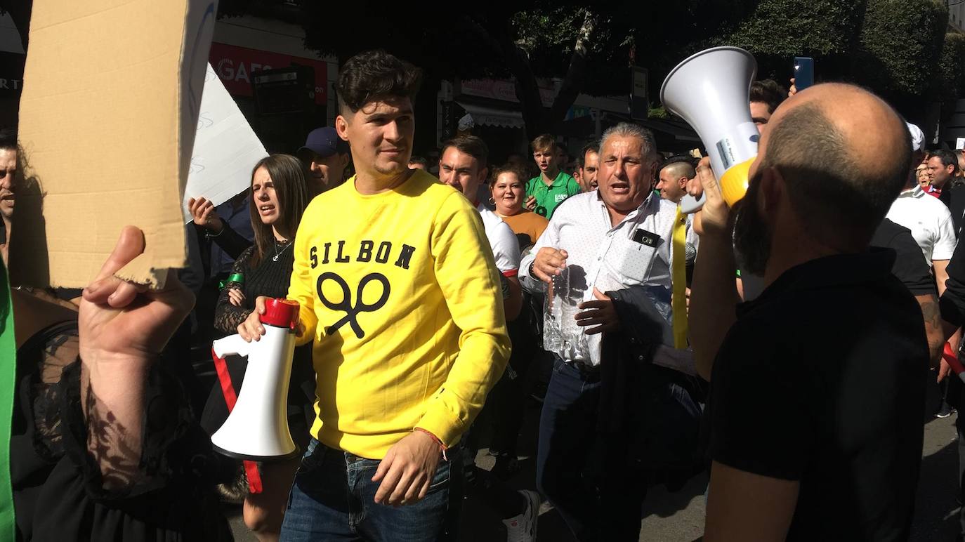 El cierre patronal total en la agricultura provoca una masiva manifestación en la capital con unos 12.000 asistentes por la crisis de precios