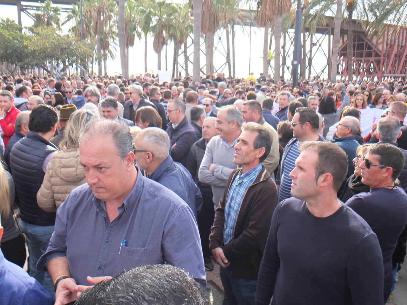 El cierre patronal total en la agricultura provoca una masiva manifestación en la capital con unos 12.000 asistentes por la crisis de precios