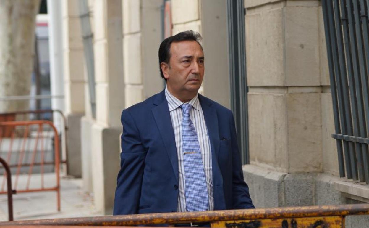 El juez del caso ERE, Juan Antonio Calle Peña, llega a la Audicienda Provincial de Sevilla para hacer pública la sentencia. 