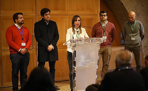 Imagen principal - Rocía Díaz, durante el anuncio urgente. El muro afectado, desde el Patio de Machuca. Y la zona de la placeta de Carlos V cerrada ya al paso. 