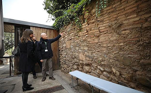 Rocío Díaz y Francisco Lamolda junto al muro combado, en el acceso al Patio de Machuca. 