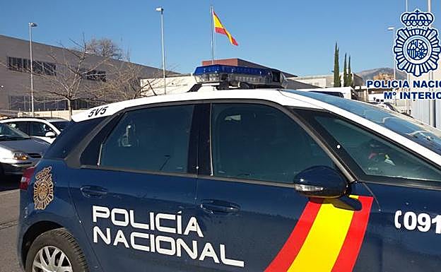 Un anciano de Granada de 80 años amenaza de muerte a su vecino con un martillo de obra y lo exhibe ante unos policías 
