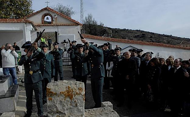 Imagen. Así ha sido el homenaje a los dos guardias civiles asesinados en Granada hace un siglo. 