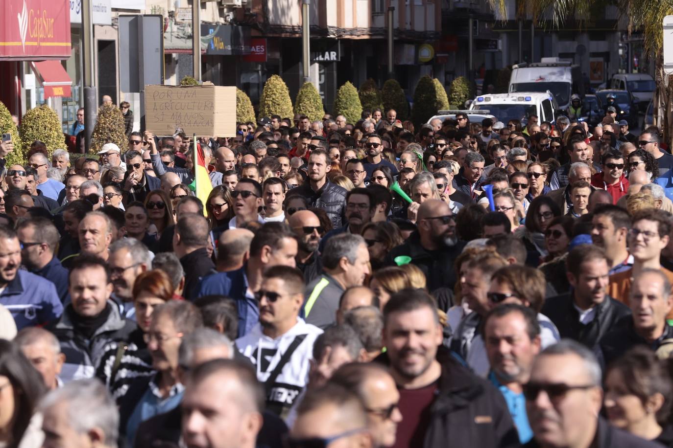 Miles de personas se han citado hoy en Motril para protestar por la situación del campo y pedir soluciones