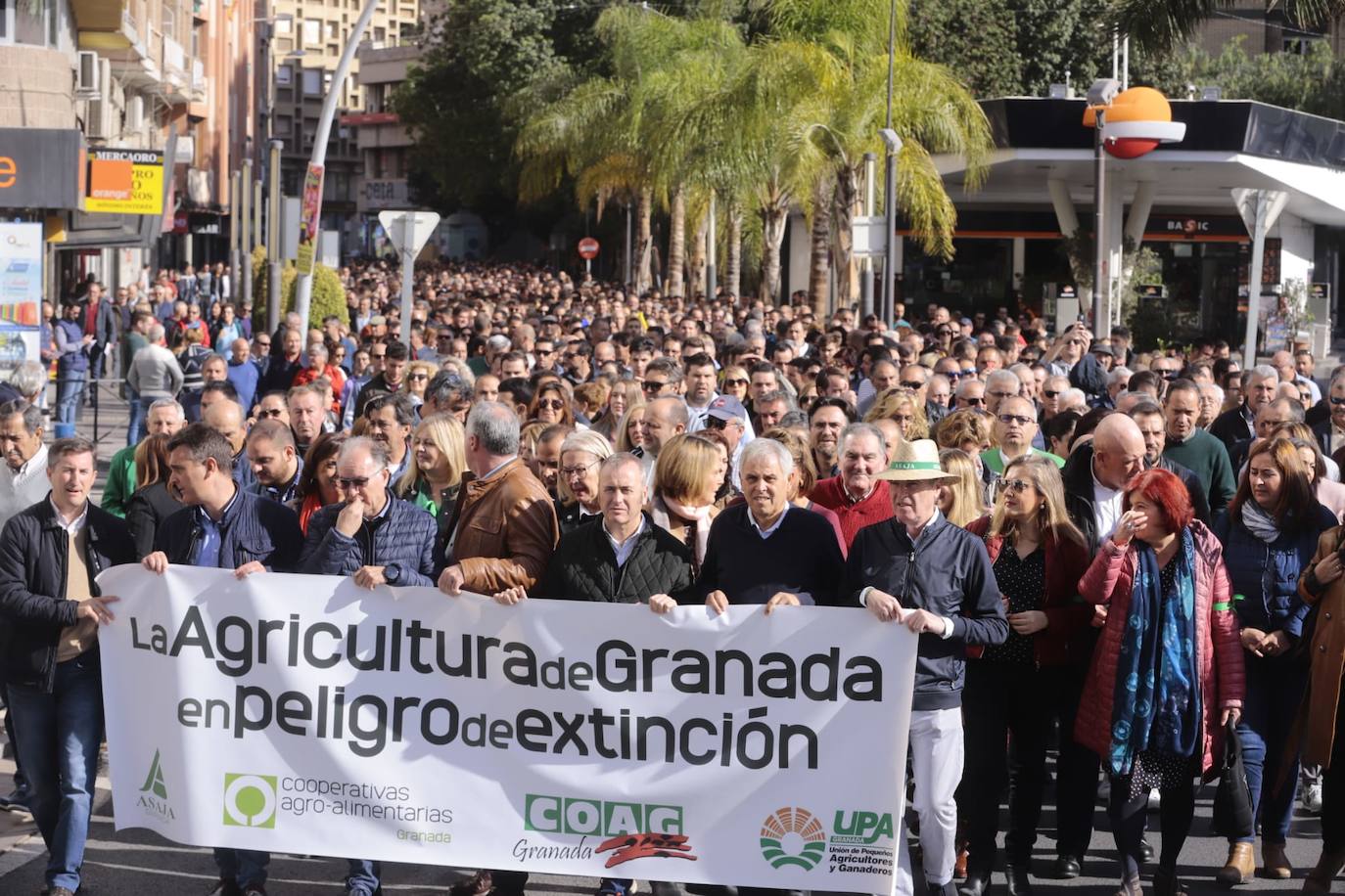 Miles de personas se han citado hoy en Motril para protestar por la situación del campo y pedir soluciones