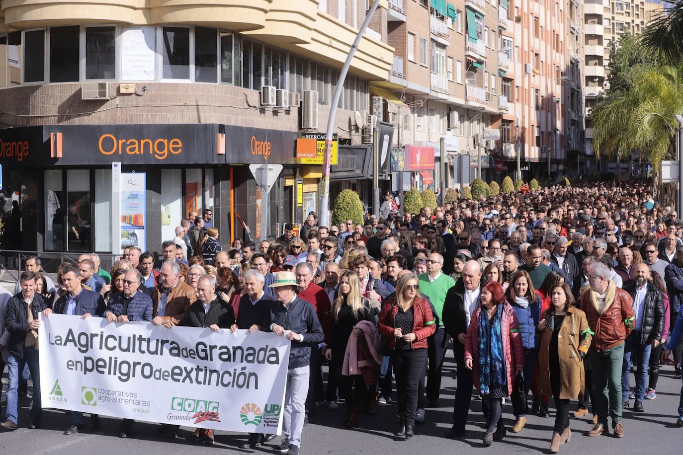 Miles de personas se han citado hoy en Motril para protestar por la situación del campo y pedir soluciones