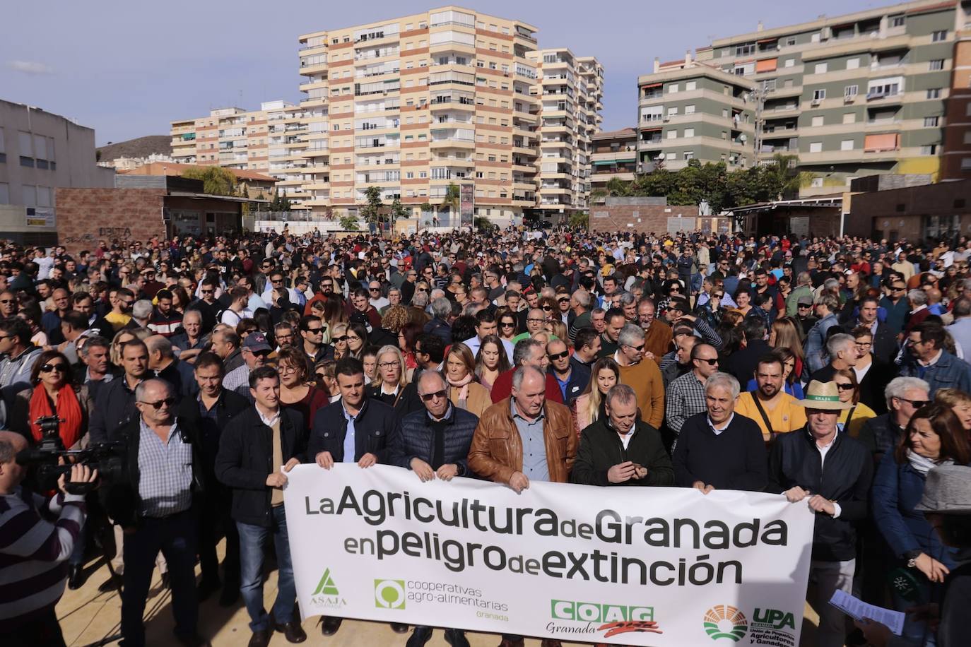 Miles de personas se han citado hoy en Motril para protestar por la situación del campo y pedir soluciones