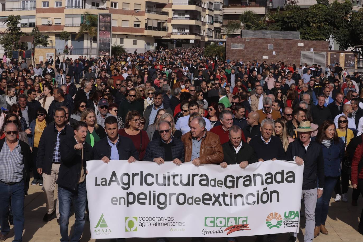 Miles de personas se han citado hoy en Motril para protestar por la situación del campo y pedir soluciones