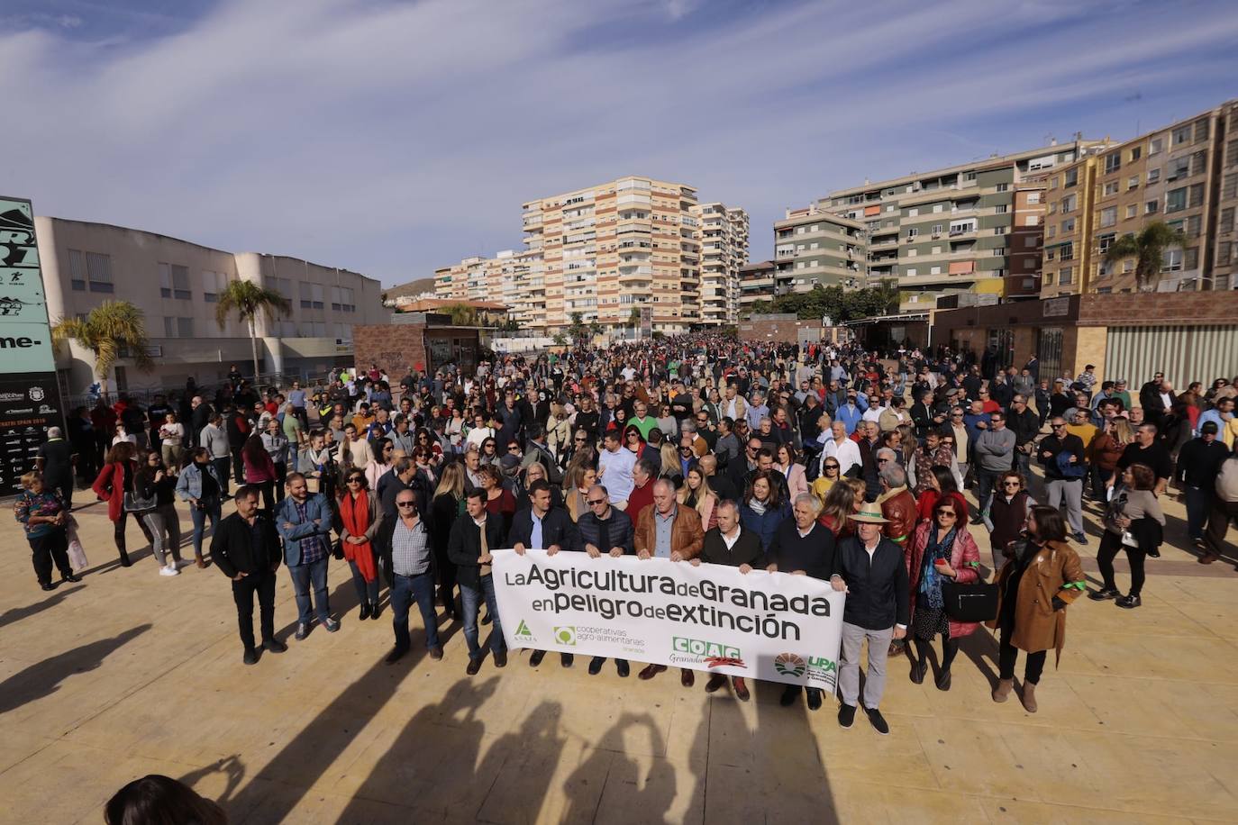 Miles de personas se han citado hoy en Motril para protestar por la situación del campo y pedir soluciones