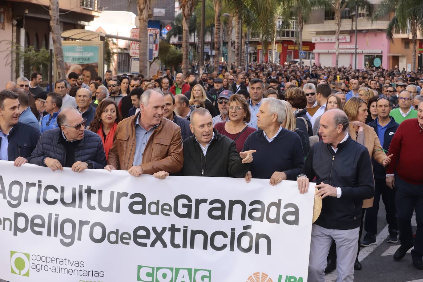 Miles de personas se han citado hoy en Motril para protestar por la situación del campo y pedir soluciones