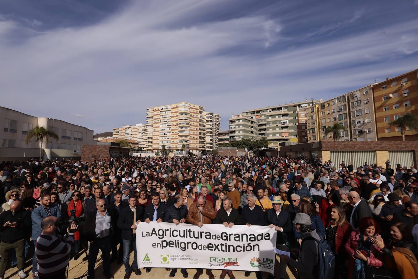 Miles de personas se han citado hoy en Motril para protestar por la situación del campo y pedir soluciones