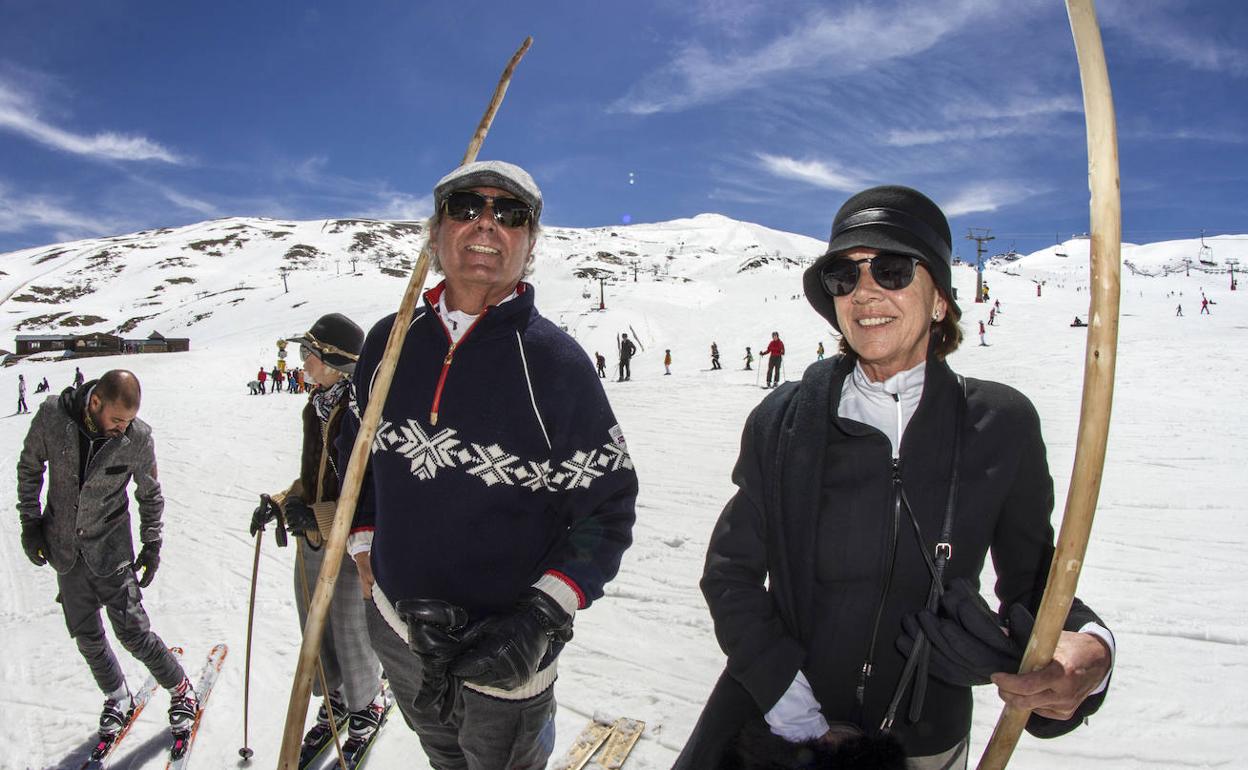 Luis Santisteban, junto a su esposa Pilar, durante un descenso de telemark. 