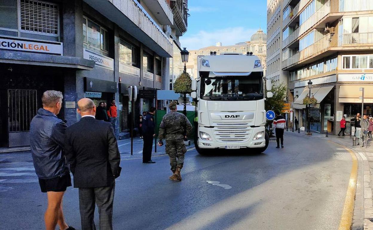Caos en Granada | Un camión colapsa el centro al quedar atascado y un espontáneo se sube para sacarlo