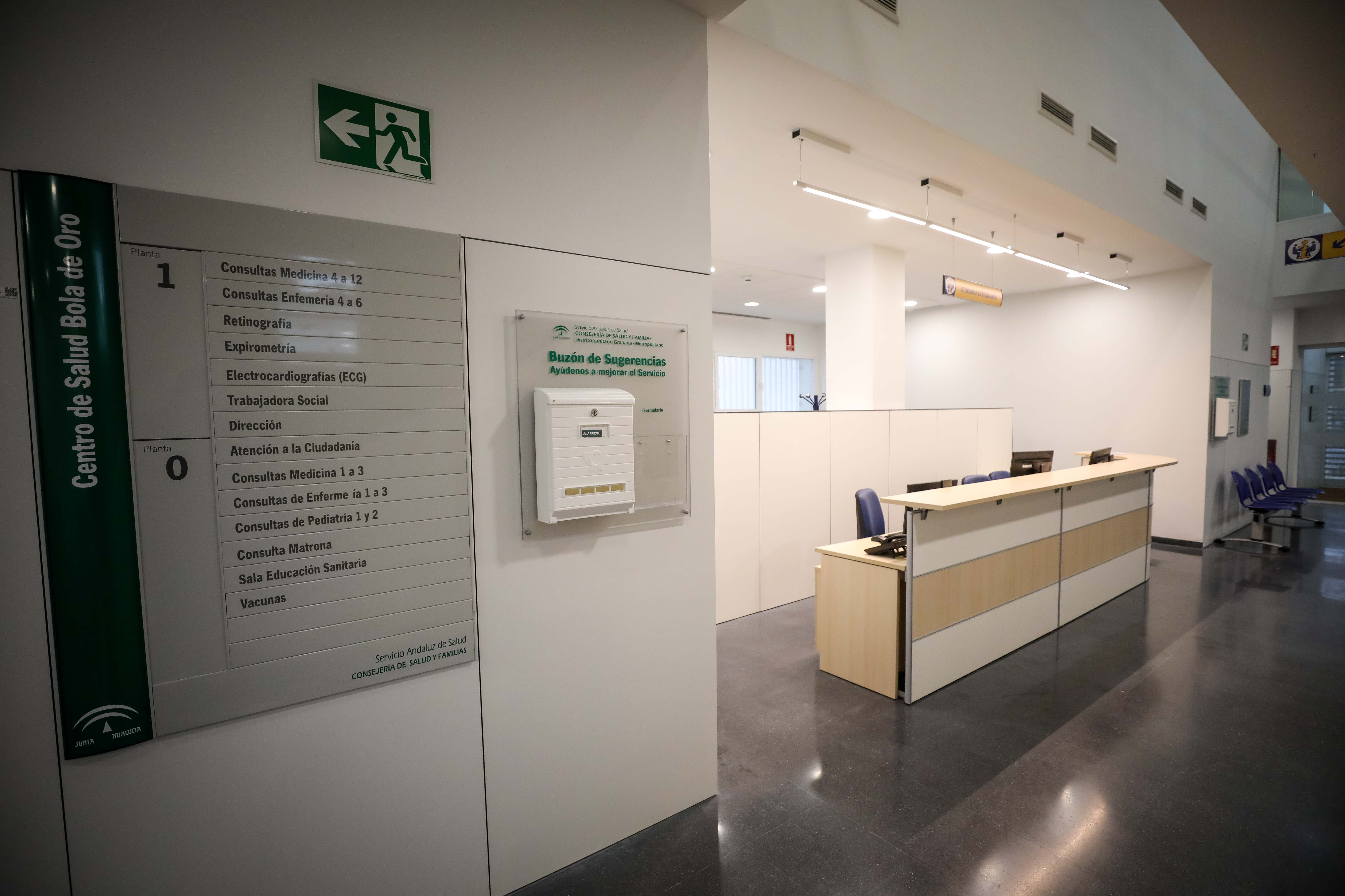 El centro de salud de Bola de Oro cuenta con una superficie de 1.520 metros cuadrados distribuidos en forma de U y tres alturas: semisótano, planta baja y planta primera