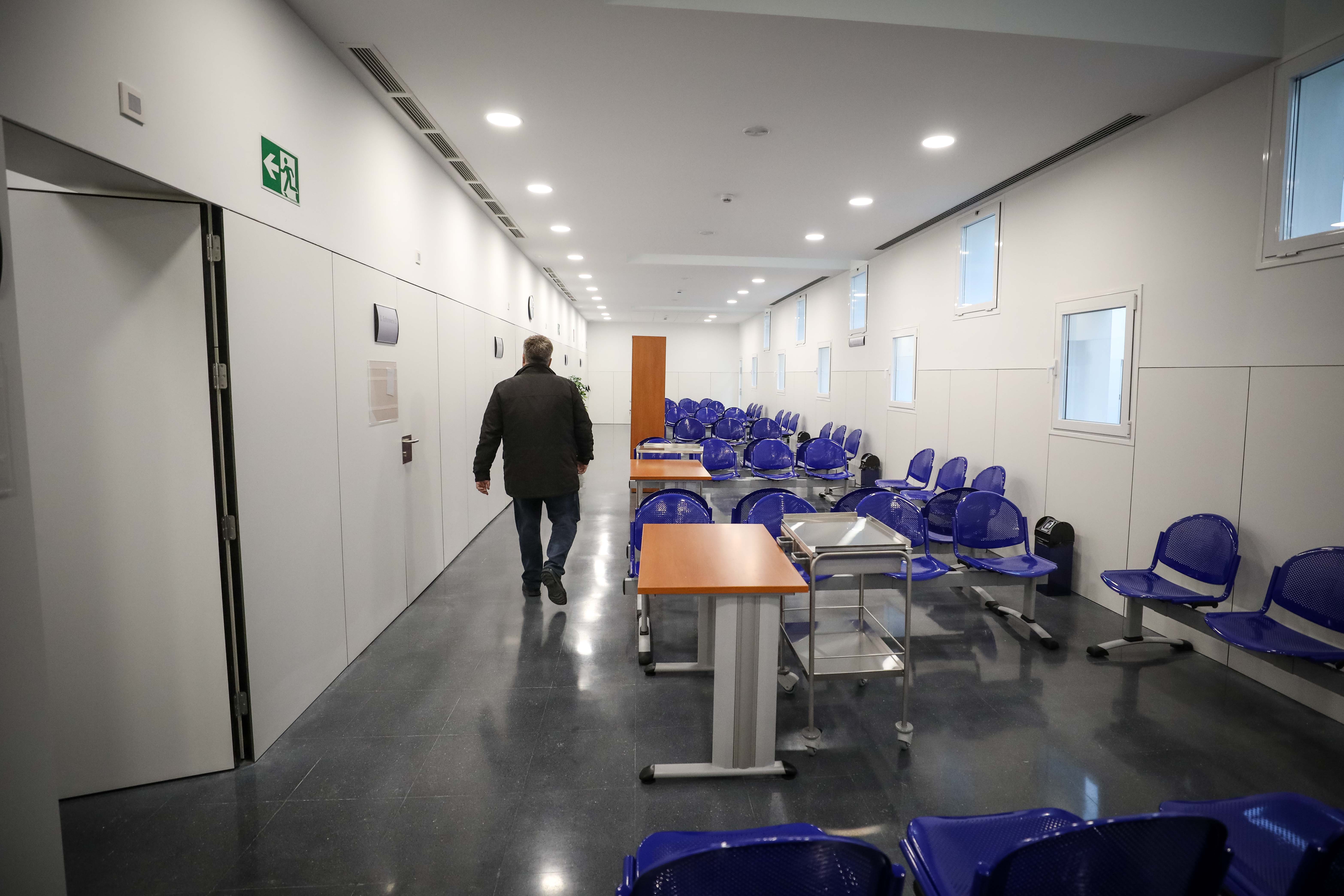 El centro de salud de Bola de Oro cuenta con una superficie de 1.520 metros cuadrados distribuidos en forma de U y tres alturas: semisótano, planta baja y planta primera