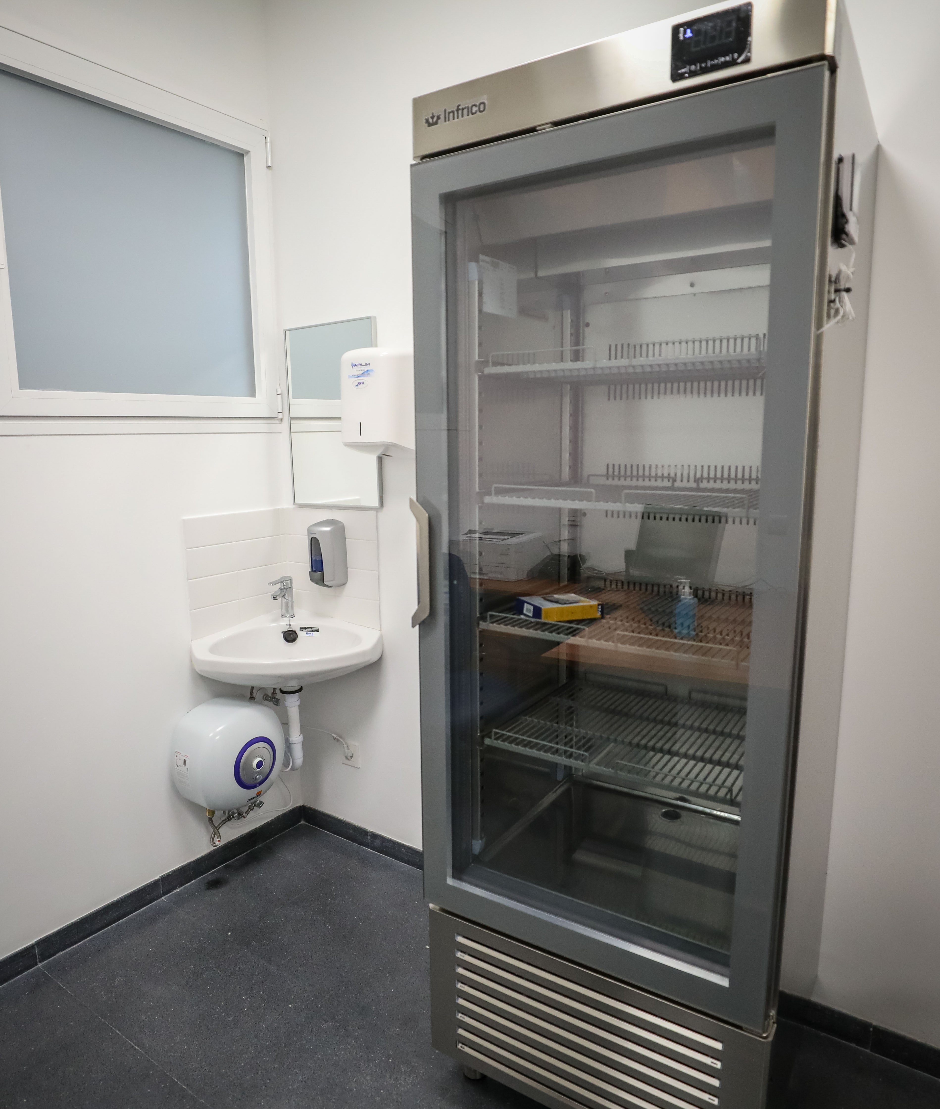 El centro de salud de Bola de Oro cuenta con una superficie de 1.520 metros cuadrados distribuidos en forma de U y tres alturas: semisótano, planta baja y planta primera