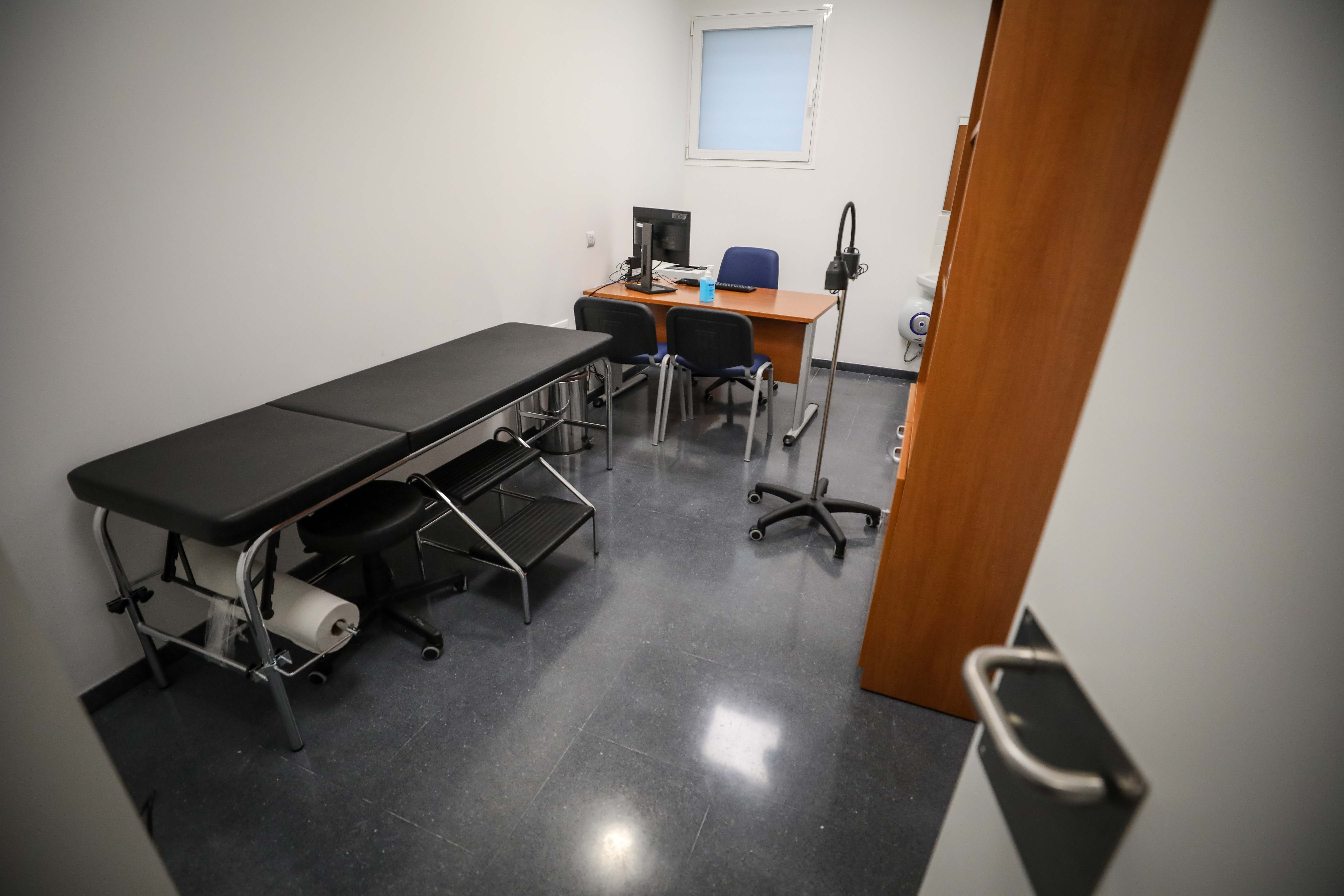 El centro de salud de Bola de Oro cuenta con una superficie de 1.520 metros cuadrados distribuidos en forma de U y tres alturas: semisótano, planta baja y planta primera