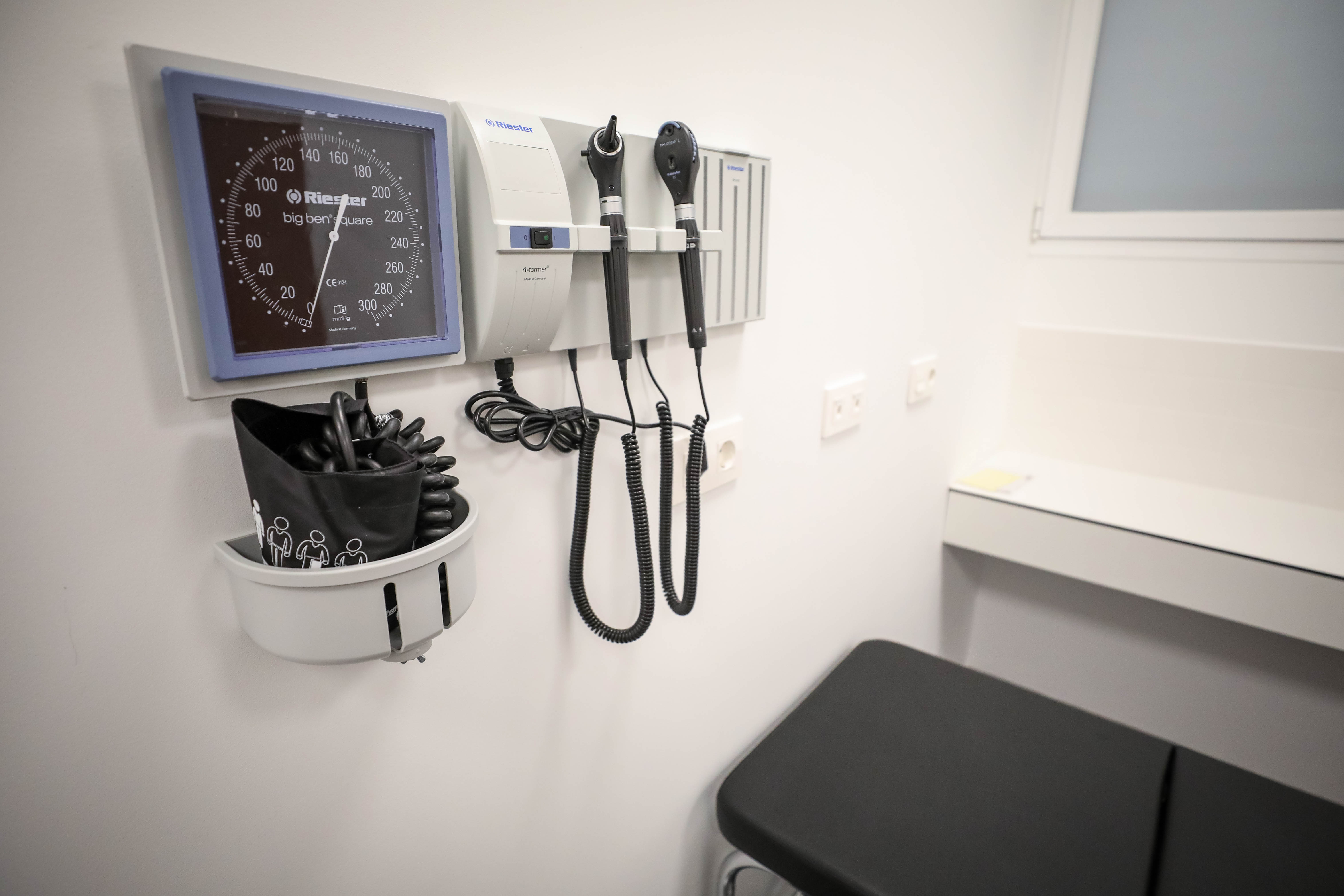 El centro de salud de Bola de Oro cuenta con una superficie de 1.520 metros cuadrados distribuidos en forma de U y tres alturas: semisótano, planta baja y planta primera