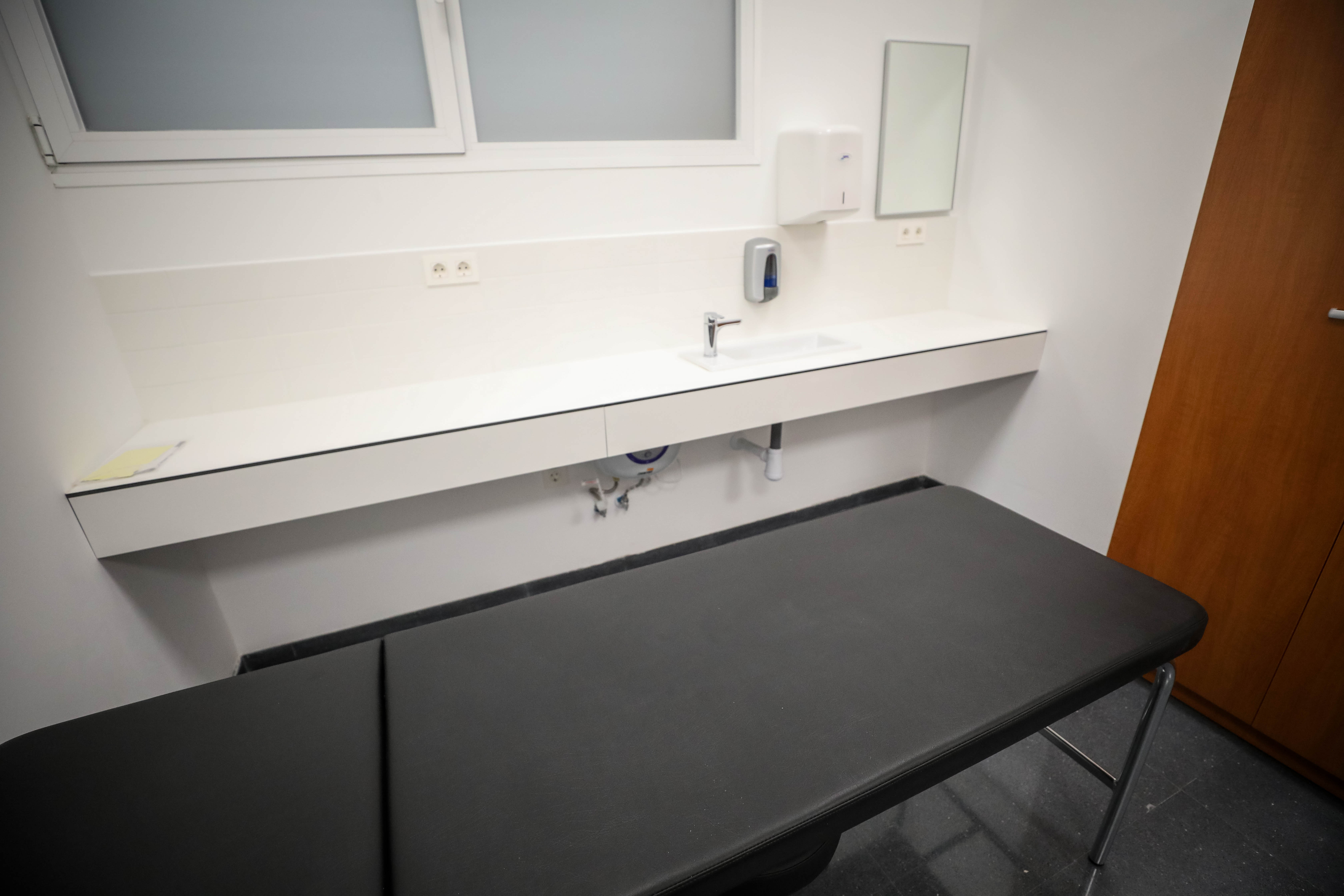 El centro de salud de Bola de Oro cuenta con una superficie de 1.520 metros cuadrados distribuidos en forma de U y tres alturas: semisótano, planta baja y planta primera