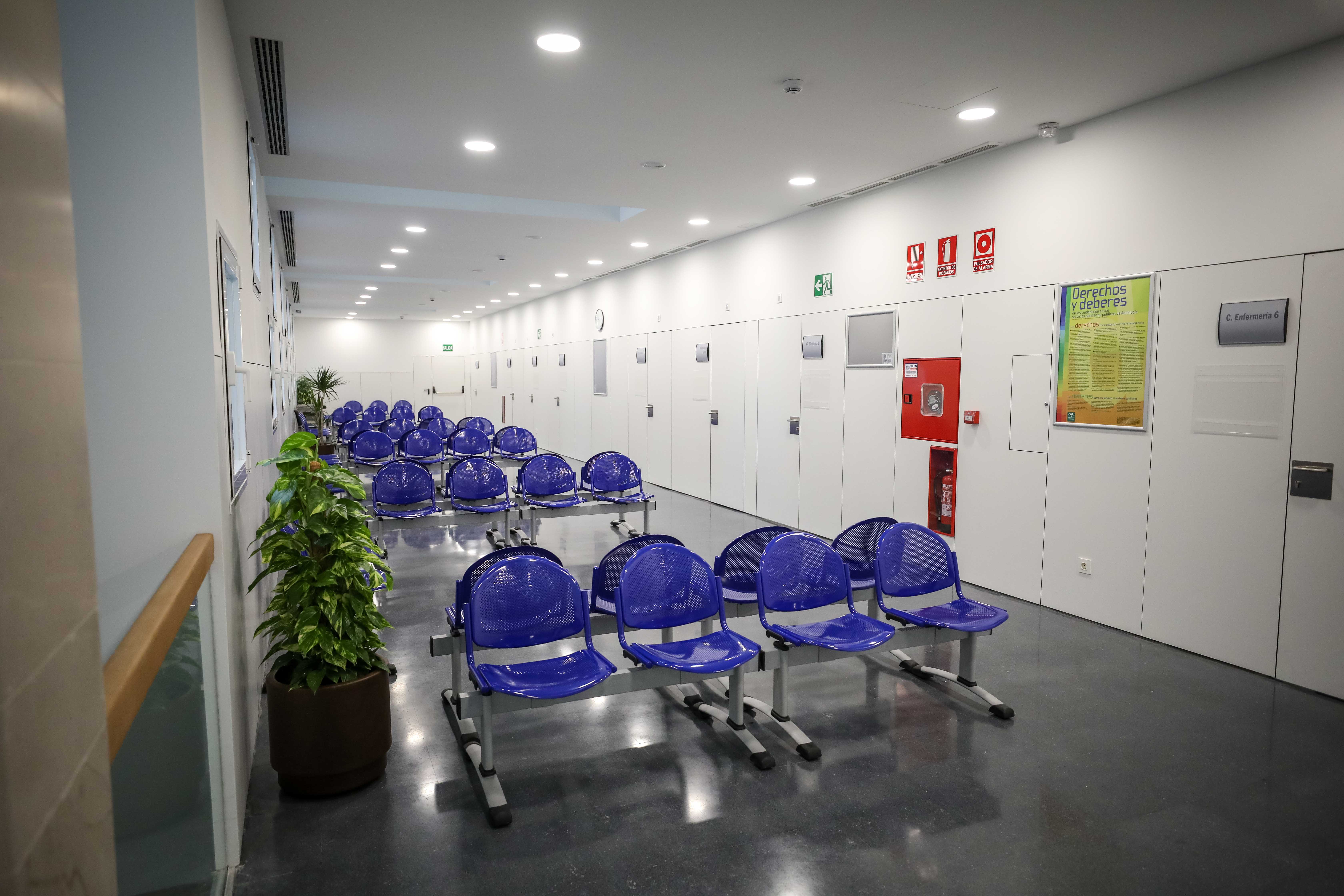 El centro de salud de Bola de Oro cuenta con una superficie de 1.520 metros cuadrados distribuidos en forma de U y tres alturas: semisótano, planta baja y planta primera