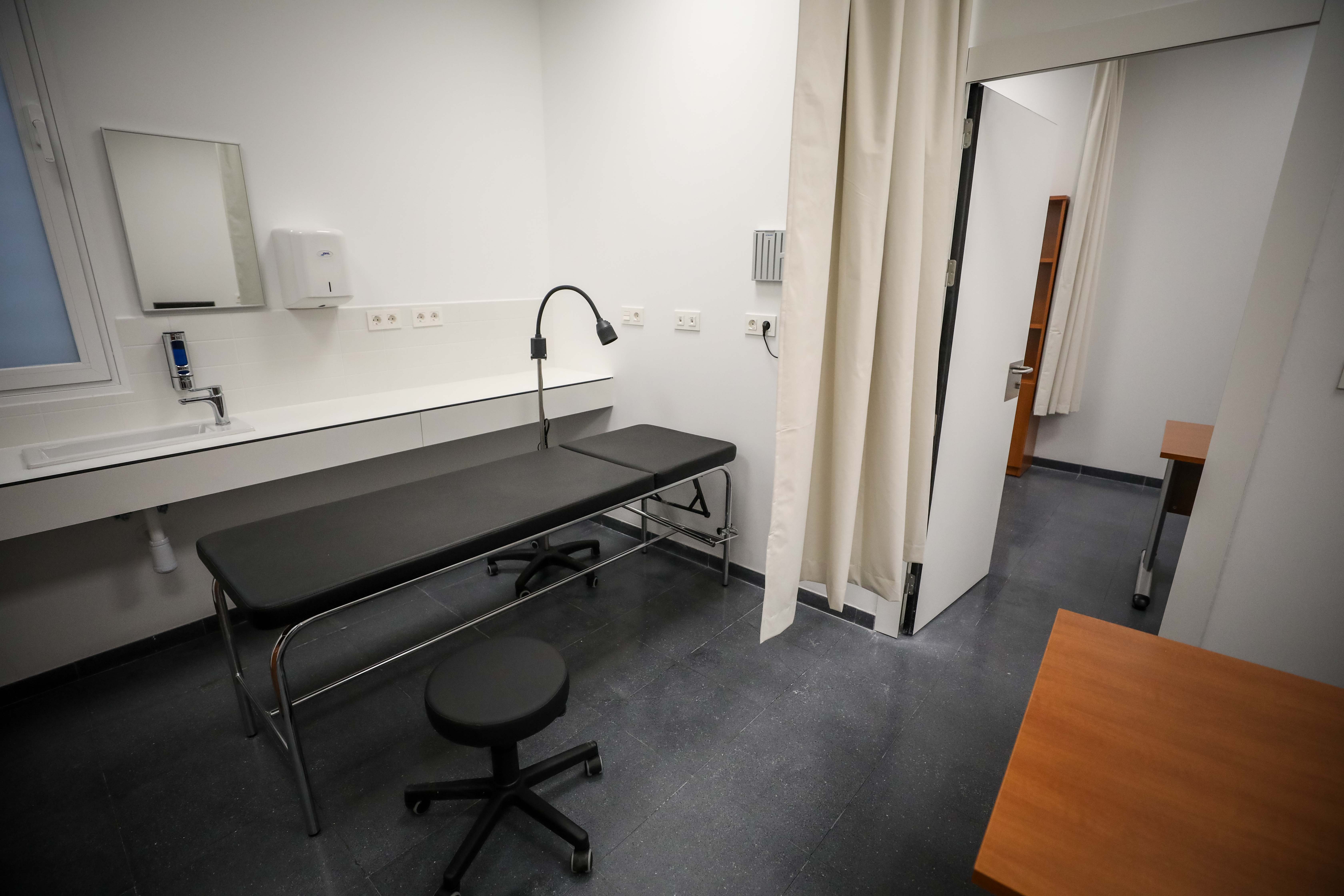 El centro de salud de Bola de Oro cuenta con una superficie de 1.520 metros cuadrados distribuidos en forma de U y tres alturas: semisótano, planta baja y planta primera