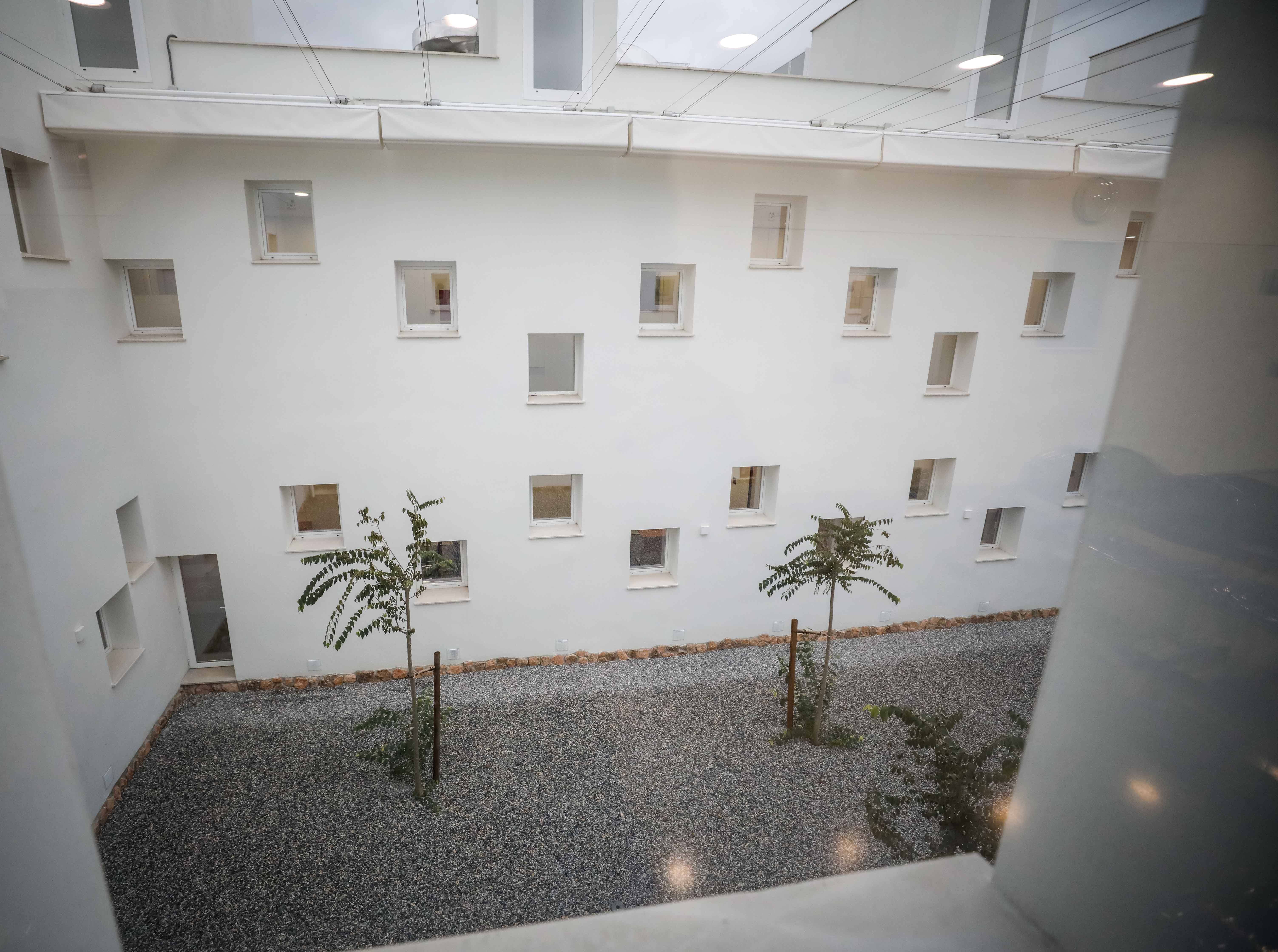 El centro de salud de Bola de Oro cuenta con una superficie de 1.520 metros cuadrados distribuidos en forma de U y tres alturas: semisótano, planta baja y planta primera