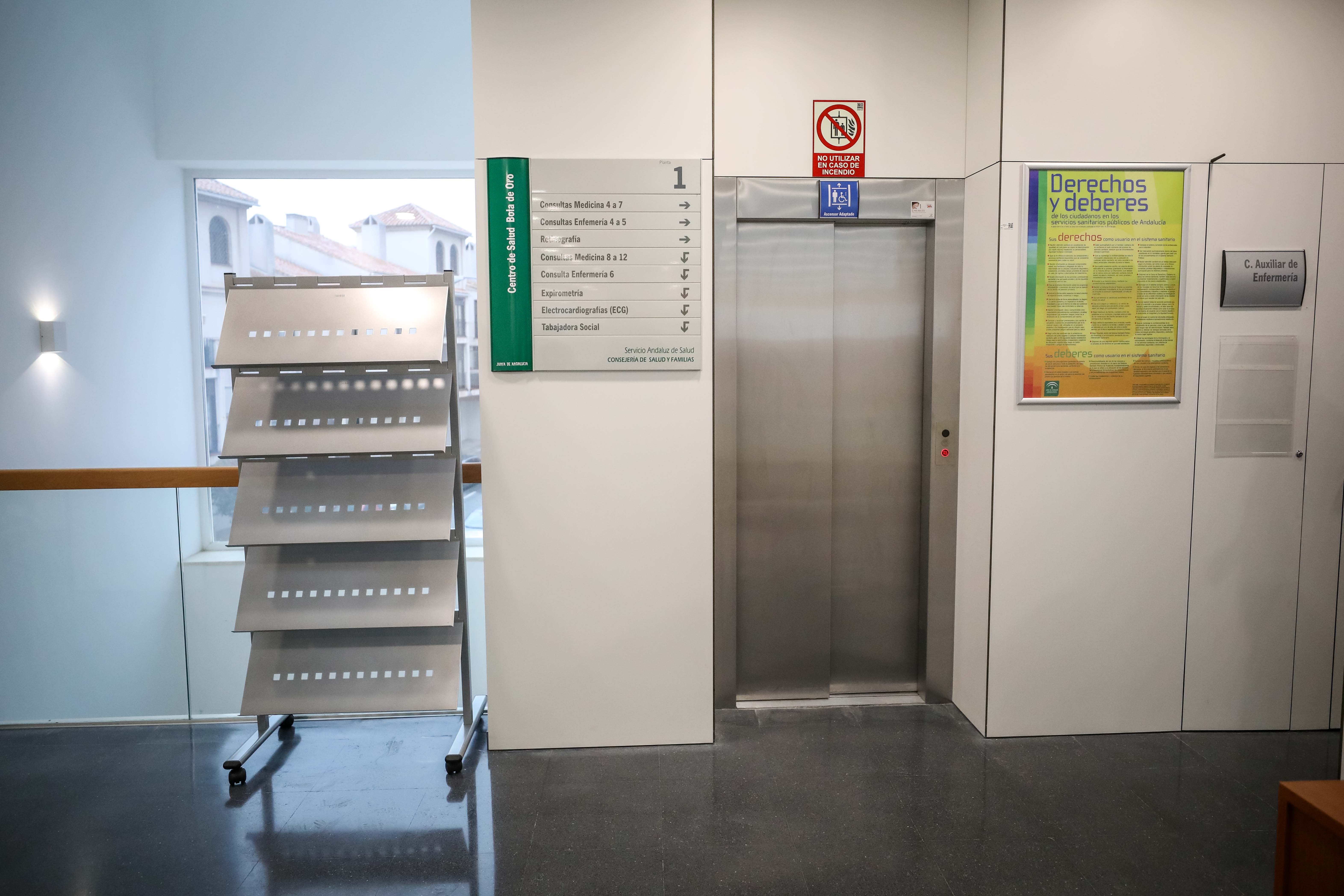 El centro de salud de Bola de Oro cuenta con una superficie de 1.520 metros cuadrados distribuidos en forma de U y tres alturas: semisótano, planta baja y planta primera