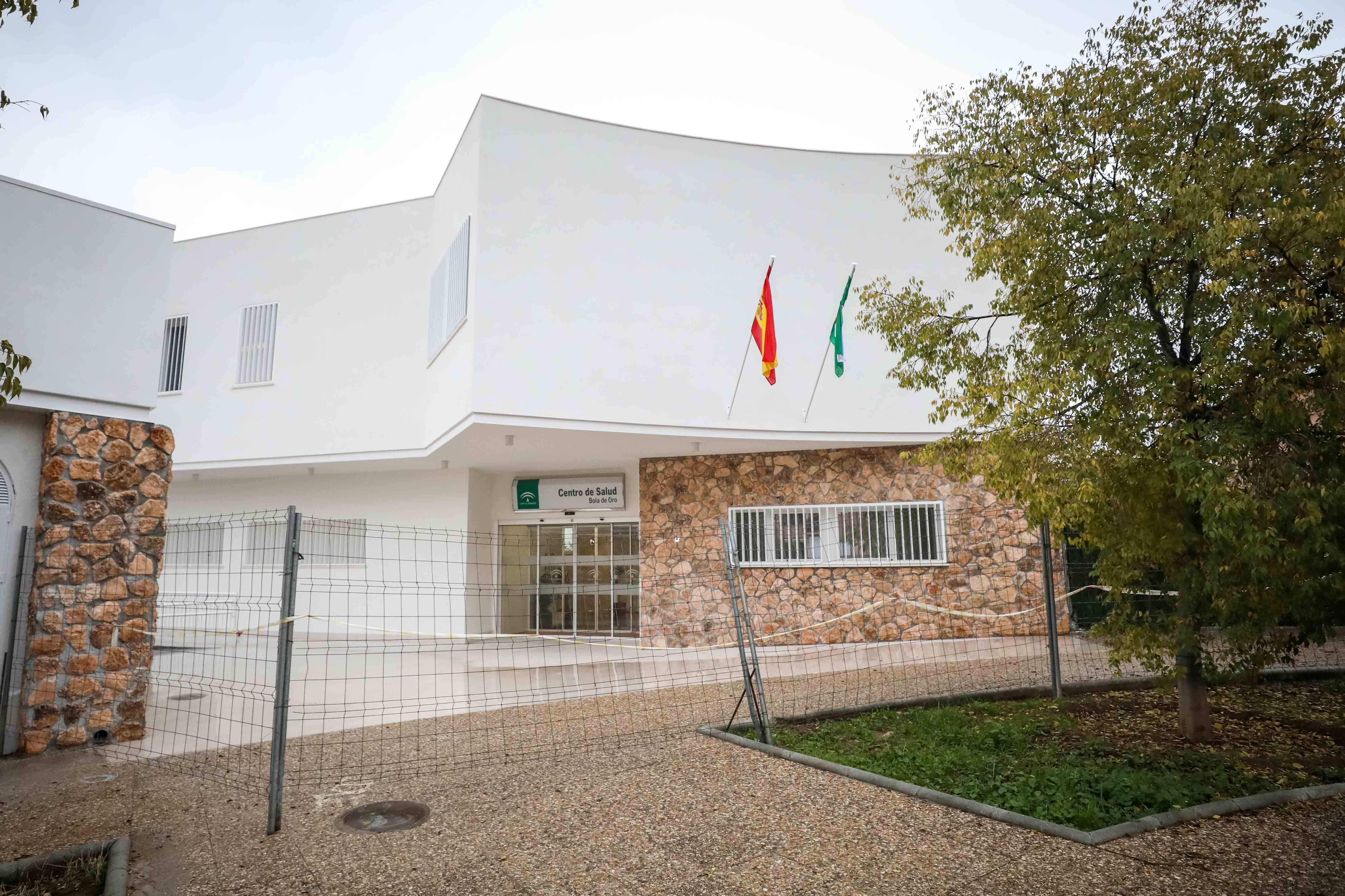 El centro de salud de Bola de Oro cuenta con una superficie de 1.520 metros cuadrados distribuidos en forma de U y tres alturas: semisótano, planta baja y planta primera