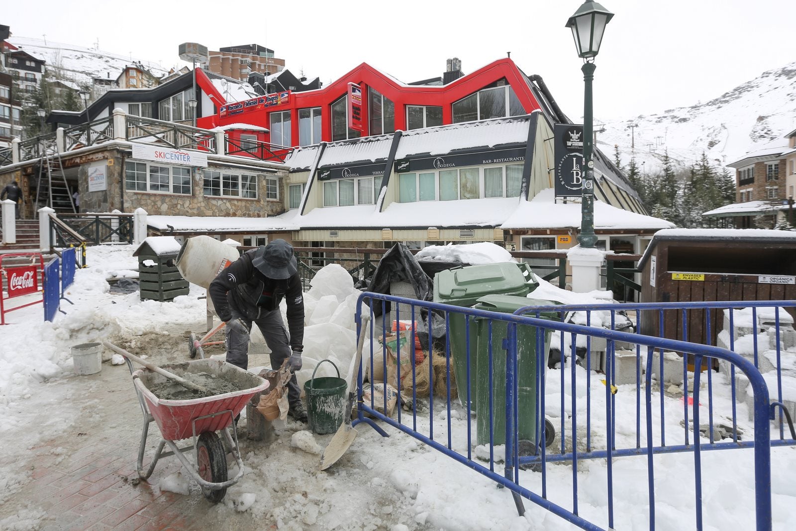 Así luce la estación tras las últimas nevadas, a punto de estrenar temporada.