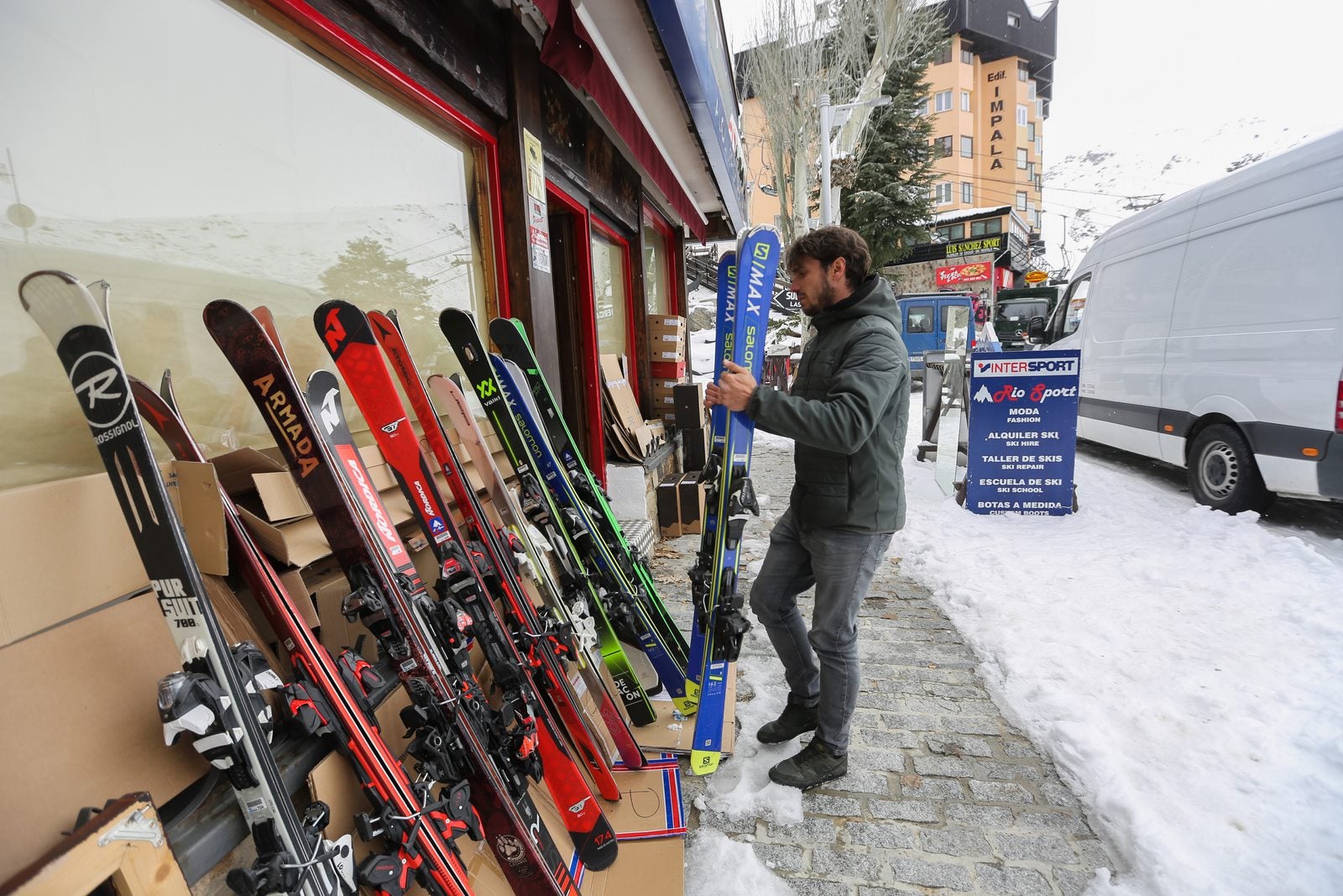 Así luce la estación tras las últimas nevadas, a punto de estrenar temporada.