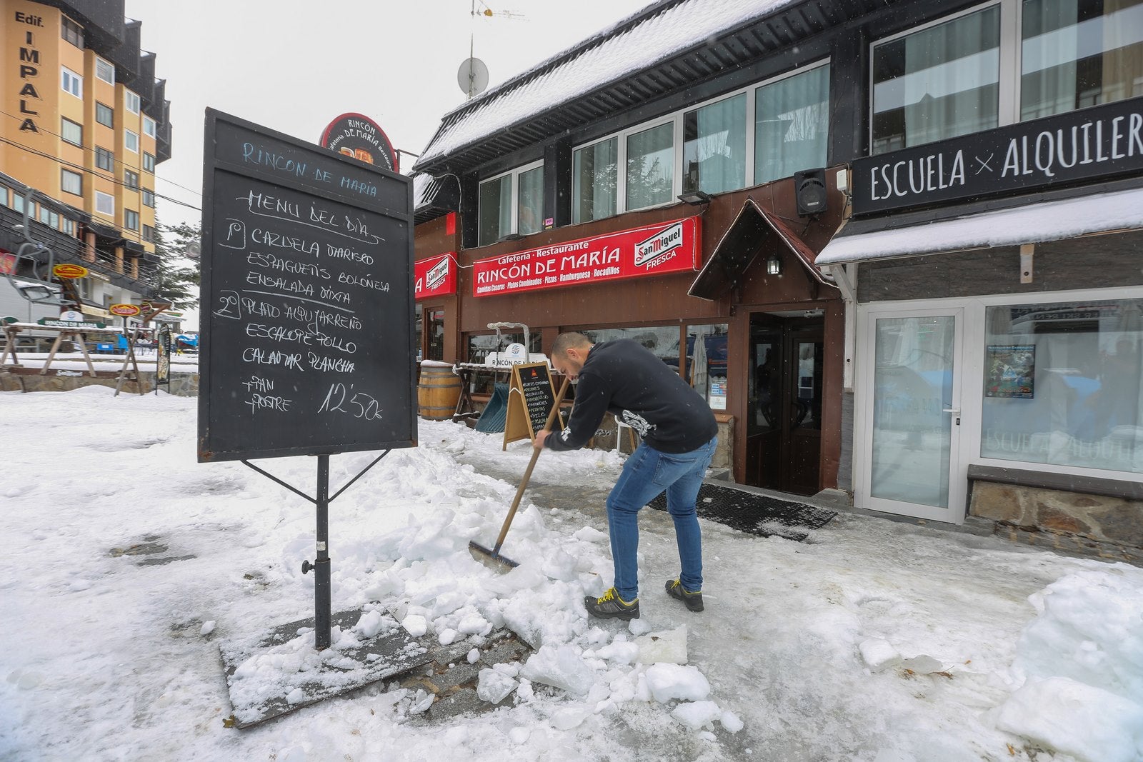 Así luce la estación tras las últimas nevadas, a punto de estrenar temporada.