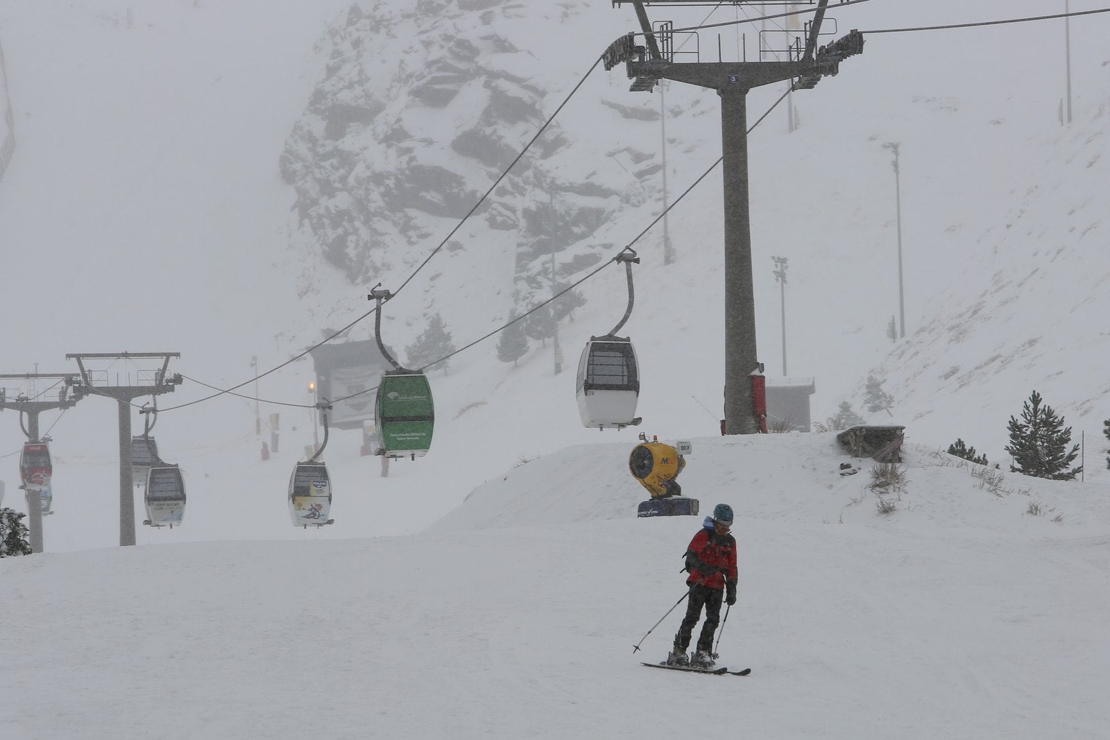 Así luce la estación tras las últimas nevadas, a punto de estrenar temporada.