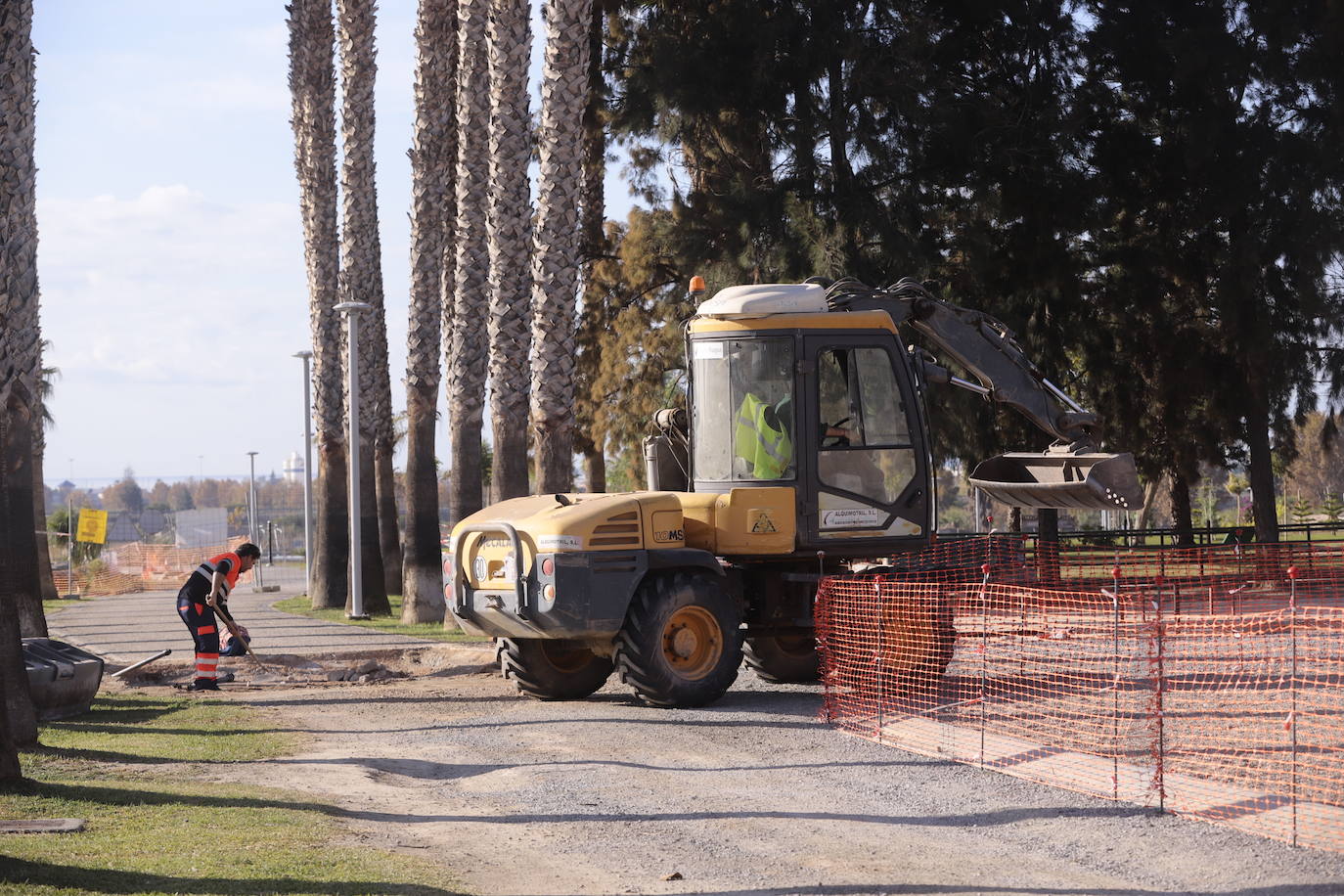El objeto de este sendero es crear una vía accesible que mejore la movilidad a través del parque y sirva de interconexión entre la avenida de la Constitución y la avenida de Nuestra Señora de la Cabeza. 