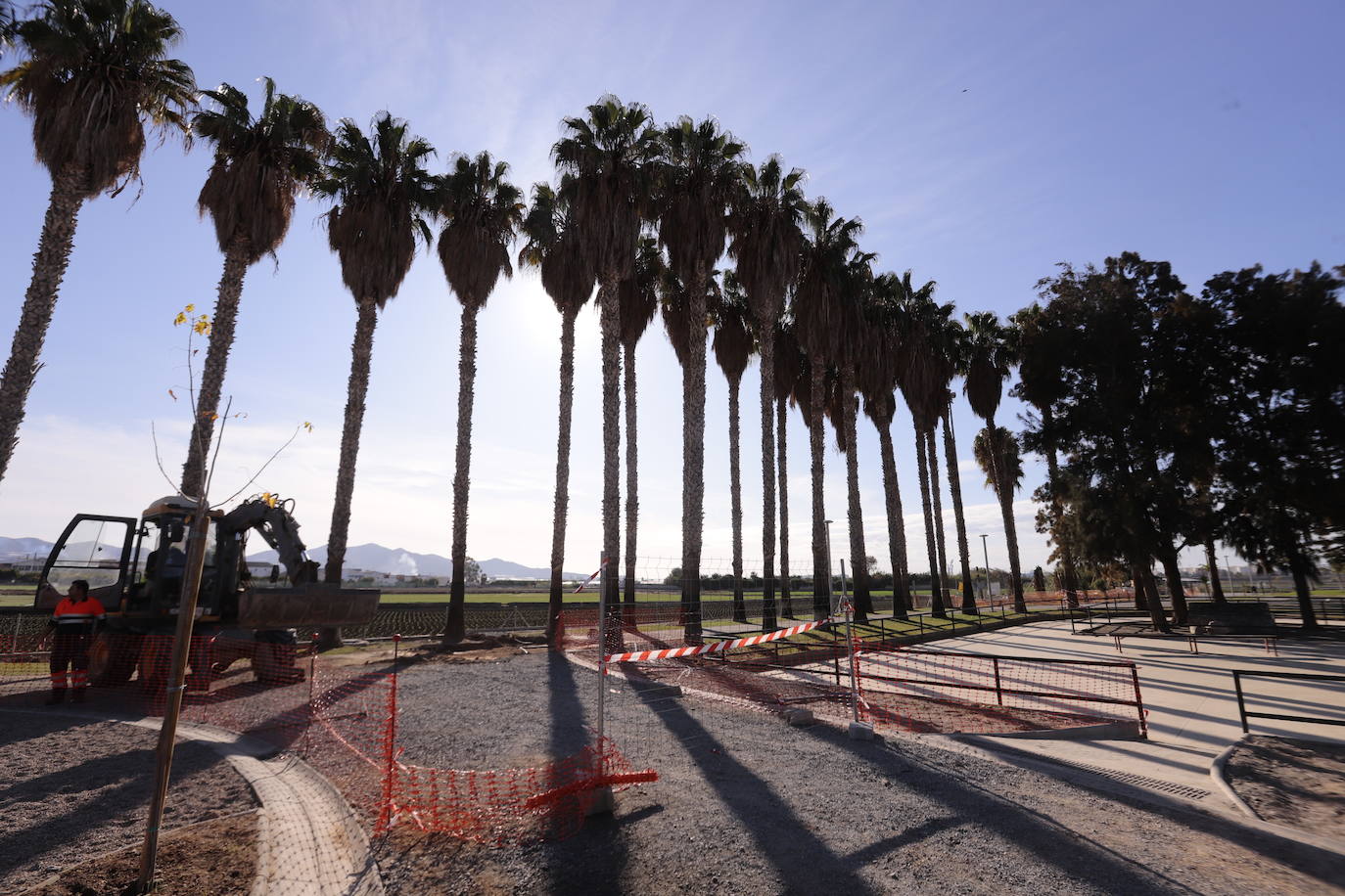 El objeto de este sendero es crear una vía accesible que mejore la movilidad a través del parque y sirva de interconexión entre la avenida de la Constitución y la avenida de Nuestra Señora de la Cabeza. 