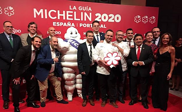 Juan Aceituno y Pedro Sánchez, con Julio Millán, Francisco Reyes y empresarios. 