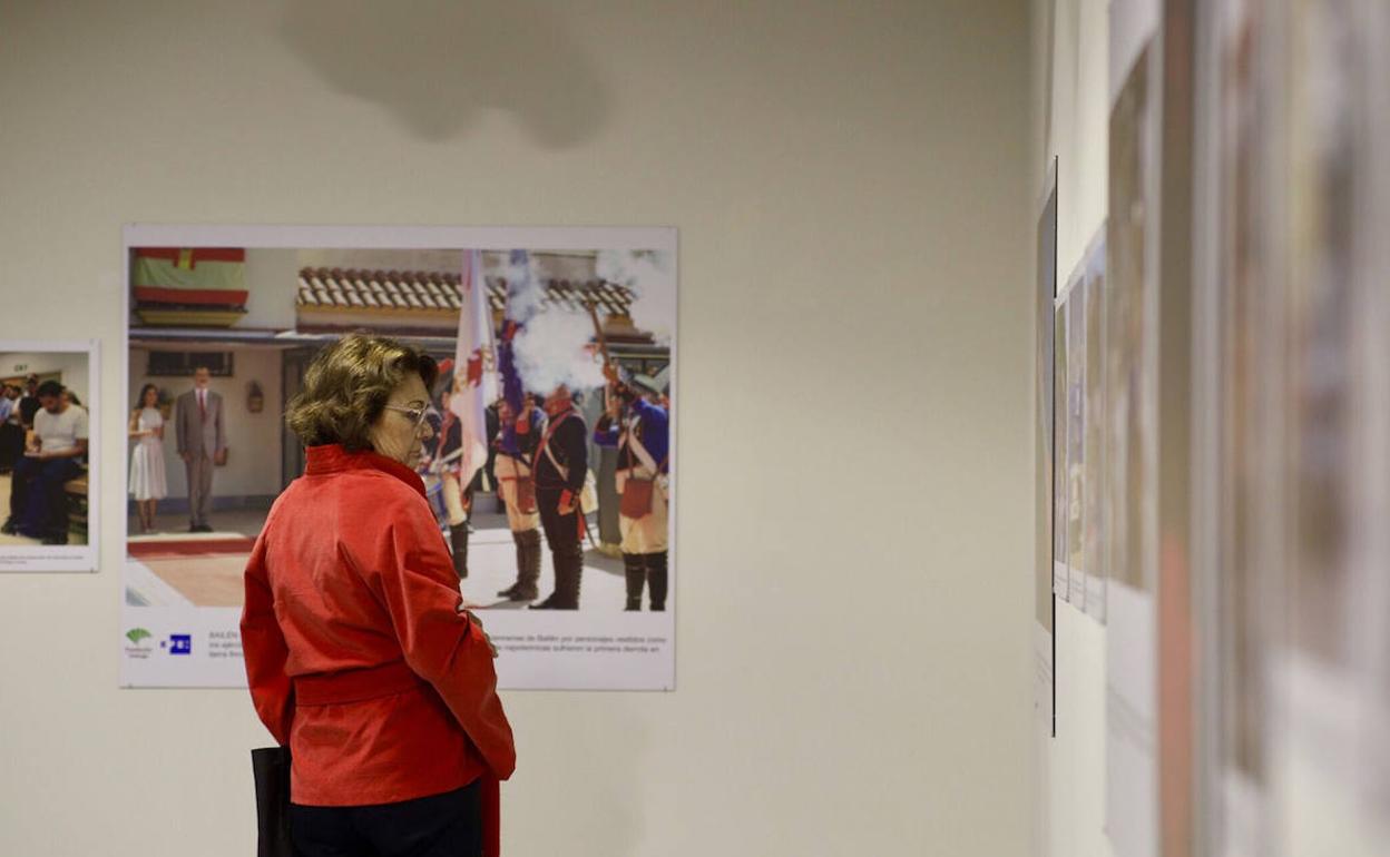 Una mujer observa parte de las fotografías expuestas. 