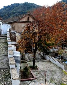 Imagen secundaria 2 - Una de las múltiples cruces que rodean la Abadía; el valle se extiende hacia el este; árboles rojos en el colegio del Ave María 