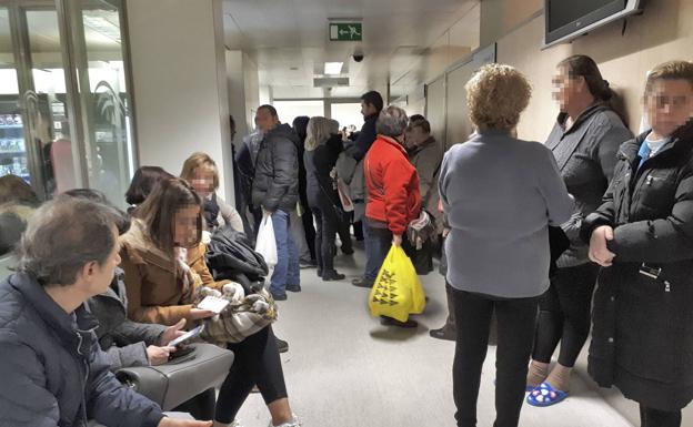 Pacientes esperan su turno para entrar a la consulta médica en el hospital Virgen de las Nieves. 