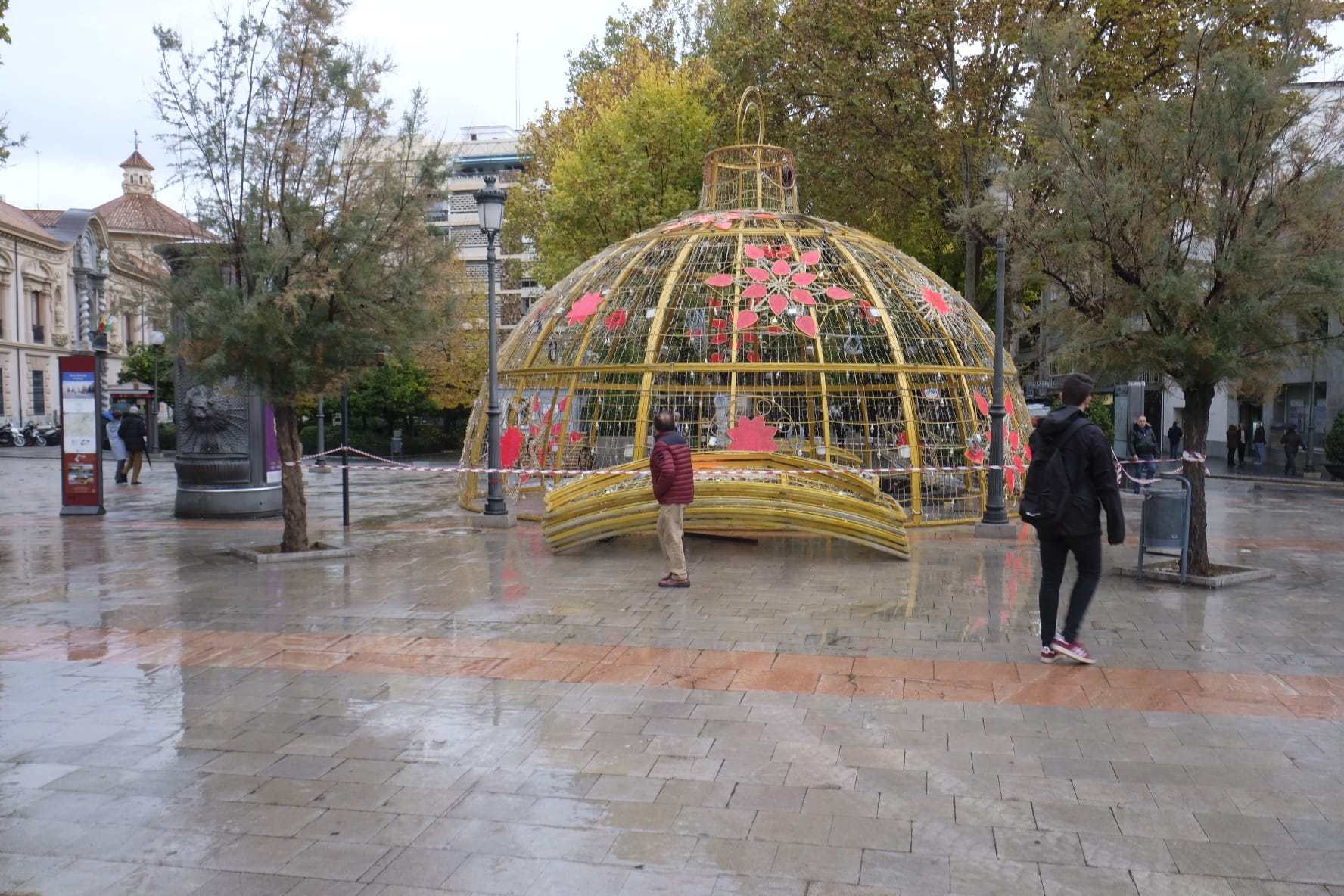 La principal novedad de esta Navidad es una gran esfera de luz de doce metros de diámetro -casi cuatro plantas- que se ubica en la Fuente de las Batallas