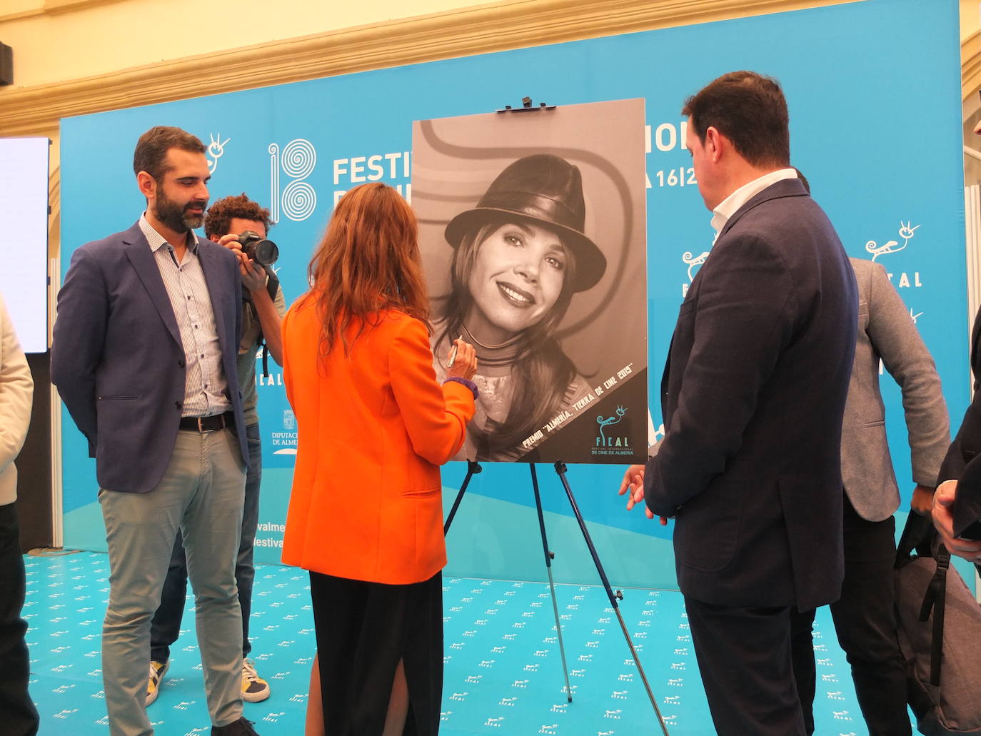 La actriz que protagonizó en la provincia de Almería el western 'Yendo hacia ti' (1981), Victoria Abril, ha descubierto este sábado su lucero en el Paseo de la Fama de Almería y ha recibido el calor de cientos de almerienses. Tras el baño de masas, esta noche recibirá el premio homenaje 'Almería, Tierra de Cine' en la gala de clausura de Fical, que se celebrará en el Auditorio Maestro Padilla.