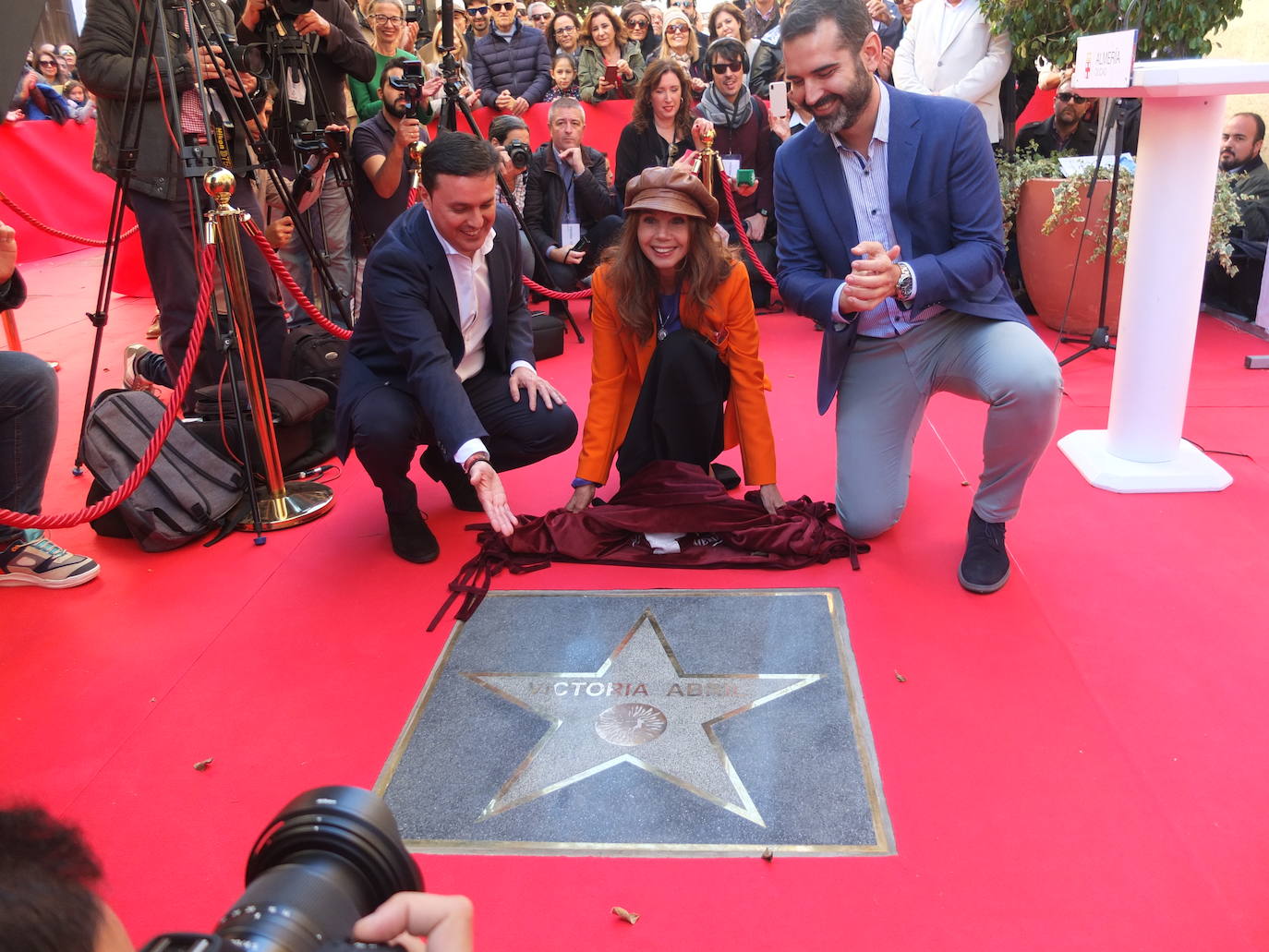 La actriz que protagonizó en la provincia de Almería el western 'Yendo hacia ti' (1981), Victoria Abril, ha descubierto este sábado su lucero en el Paseo de la Fama de Almería y ha recibido el calor de cientos de almerienses. Tras el baño de masas, esta noche recibirá el premio homenaje 'Almería, Tierra de Cine' en la gala de clausura de Fical, que se celebrará en el Auditorio Maestro Padilla.