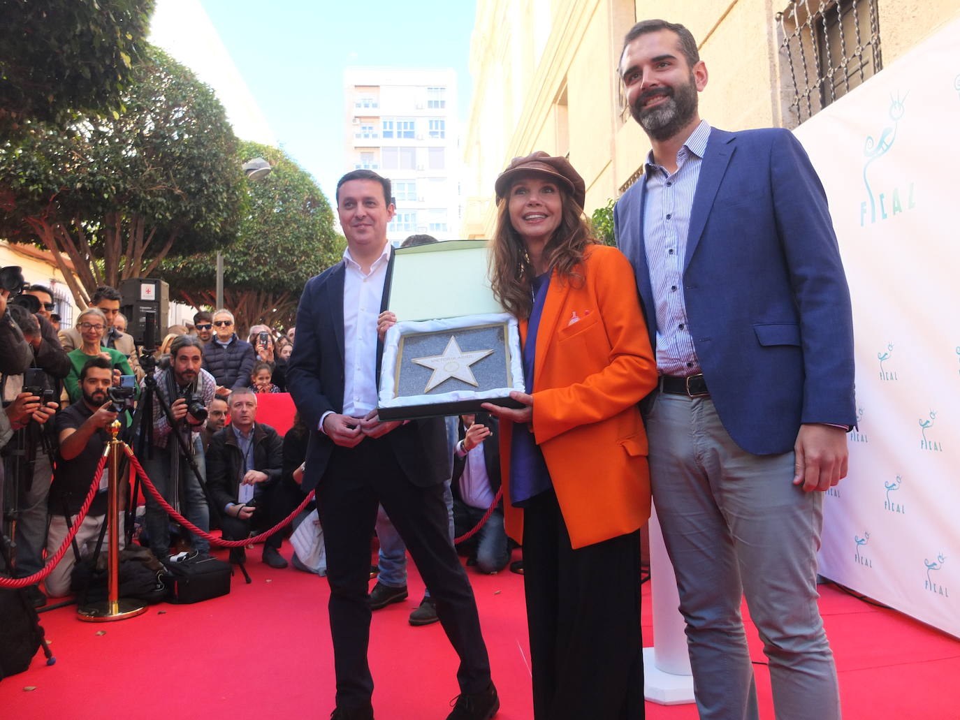 La actriz que protagonizó en la provincia de Almería el western 'Yendo hacia ti' (1981), Victoria Abril, ha descubierto este sábado su lucero en el Paseo de la Fama de Almería y ha recibido el calor de cientos de almerienses. Tras el baño de masas, esta noche recibirá el premio homenaje 'Almería, Tierra de Cine' en la gala de clausura de Fical, que se celebrará en el Auditorio Maestro Padilla.