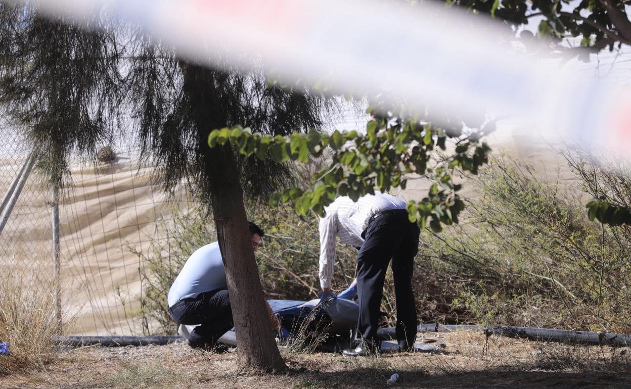 Operarios de la funeraria en el levantamiento del cadáver en Calahonda.