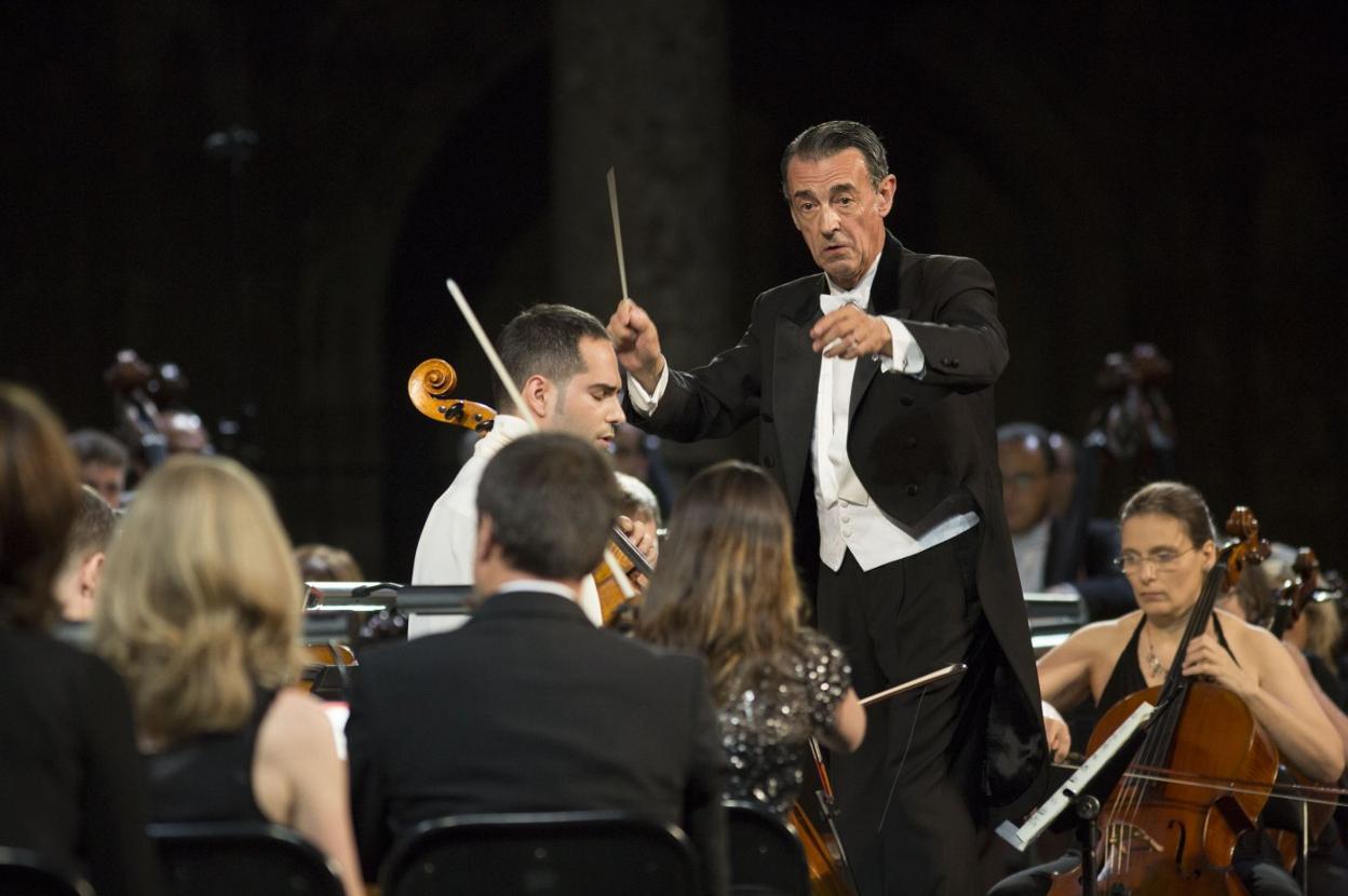 Gómez-Martínez dirige a la Orquesta de la RTVE en el Festival de Música y Danza de 2016. 