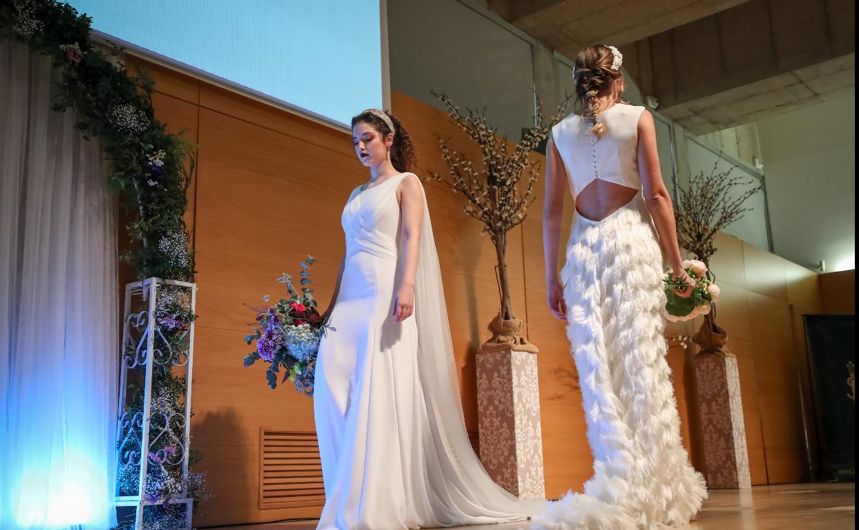 Los mejores vestidos de novia y boda y trajes de novio desfilando en Expoboda. 